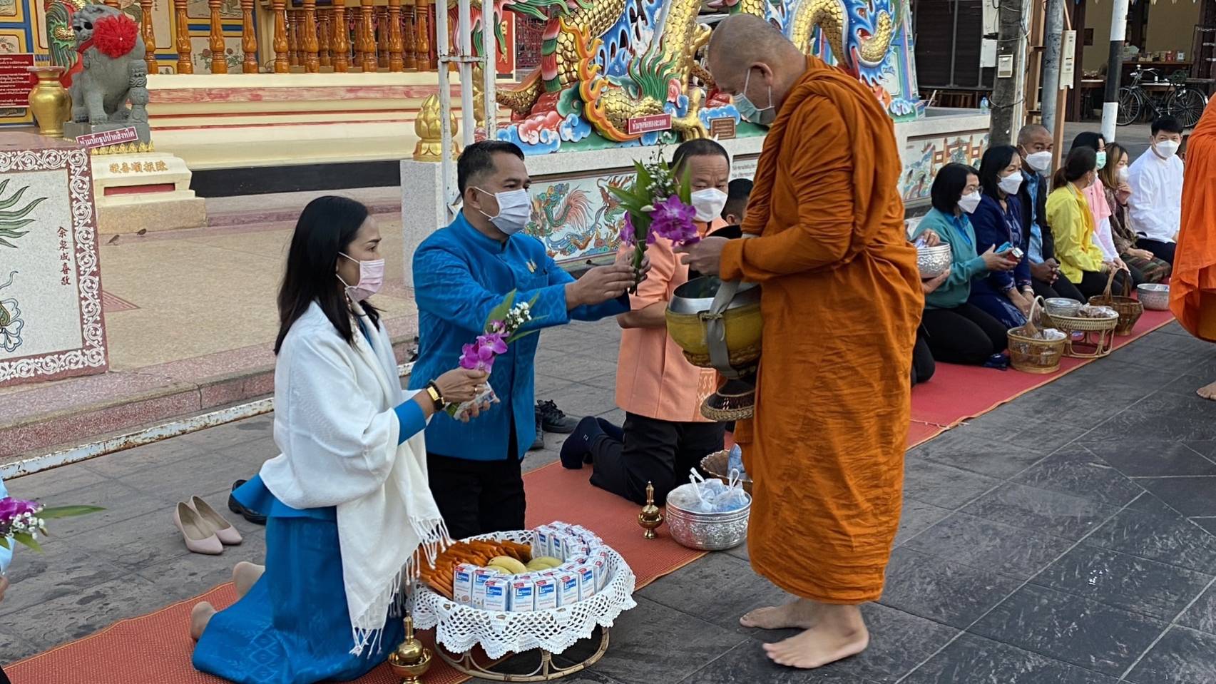 ?พช.ยโสธรร่วมทำบุญตักบาตรย้อนยุค และร่วมกันสวมใส่ผ้าไทยสีฟ้า (สีประจำจังหวัดยโสธร) ตามโครงการ “ผ้าไทยใส่ให้สนุก”