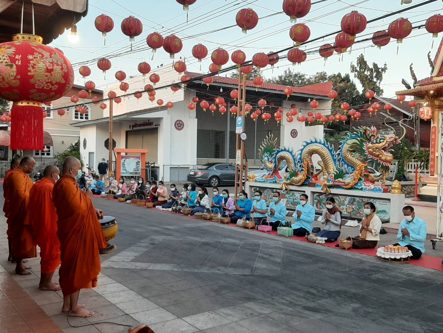 ?พช.ยโสธรร่วมทำบุญตักบาตรย้อนยุค และร่วมกันสวมใส่ผ้าไทยสีฟ้า (สีประจำจังหวัดยโสธร) ตามโครงการ “ผ้าไทยใส่ให้สนุก”