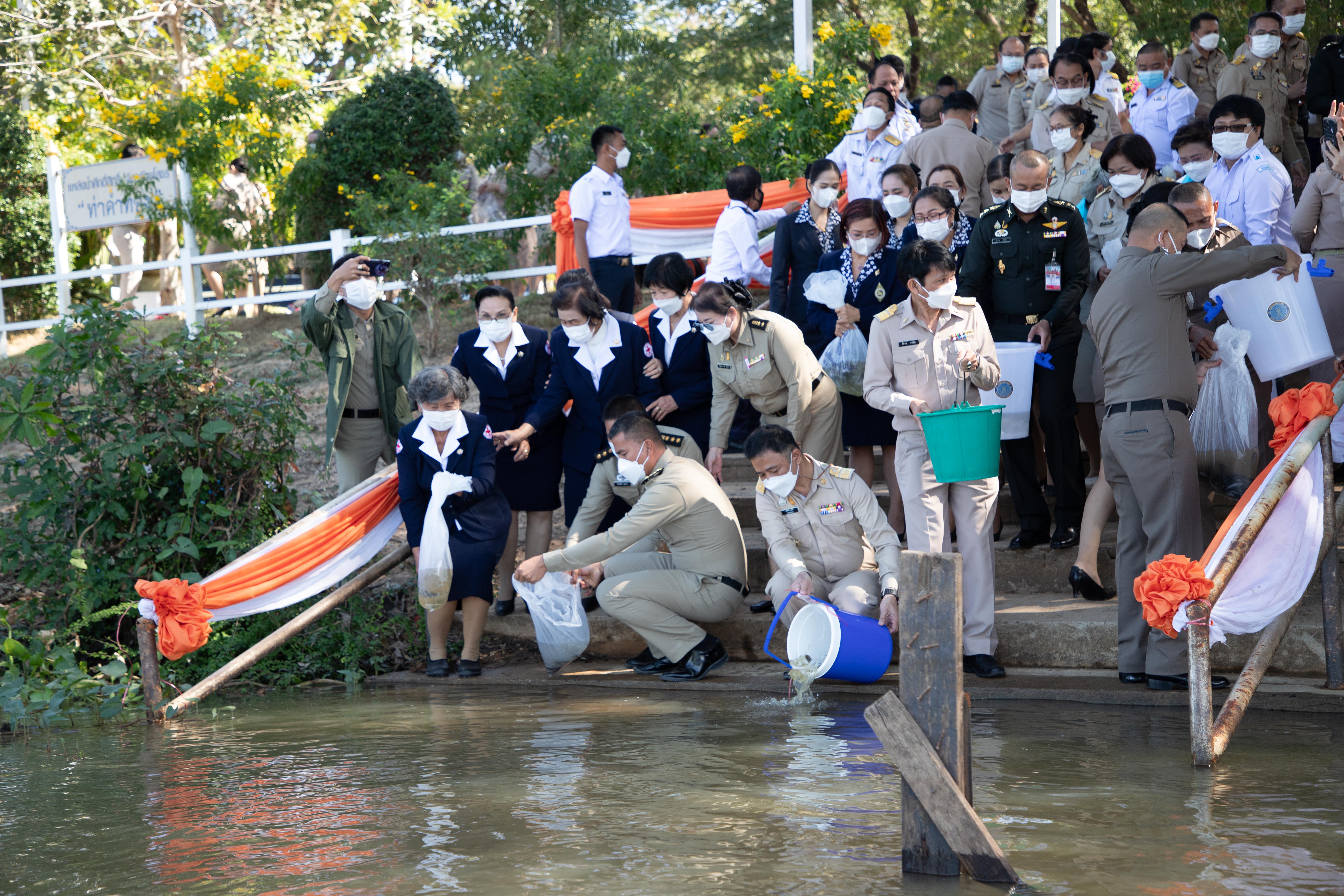 ?พช.ยโสธร ร่วมพิธีเจริญพระพุทธมนต์และเจริญจิตภาวนา เพื่อถวายพระพรชัยมงคลแด่สมเด็จพระเจ้าลูกเธอ เจ้าฟ้าพัชรกิติยาภา นเรนทิราเทพยวดี กรมหลวงราชสาริณีสิริพัชร มหาวัชรราชธิดา พร้อมทั้งร่วมกันปล่อยปลาและบริจาคโลหิต