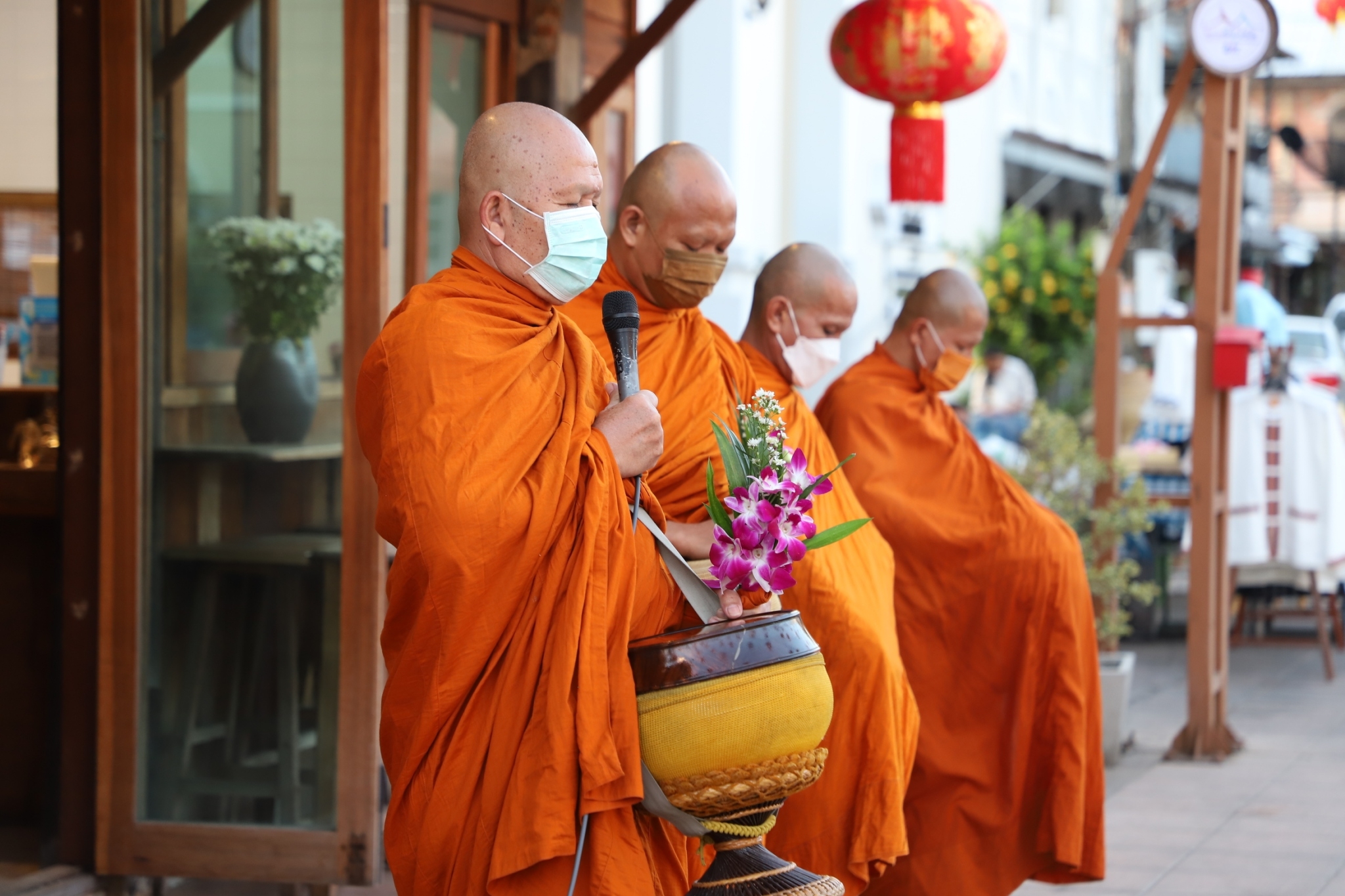 พ่อเมืองยโสธร นำหัวหน้าส่วนราชการ ข้าราชการ ประชาชนชาวจังหวัดยโสธร ร่วมทำบุญตักบาตรย้อนยุค และร่วมกันสวมใส่ผ้าไทยสีฟ้า (สีประจำจังหวัดยโสธร) ตามโครงการ “ผ้าไทยใส่ให้สนุก”