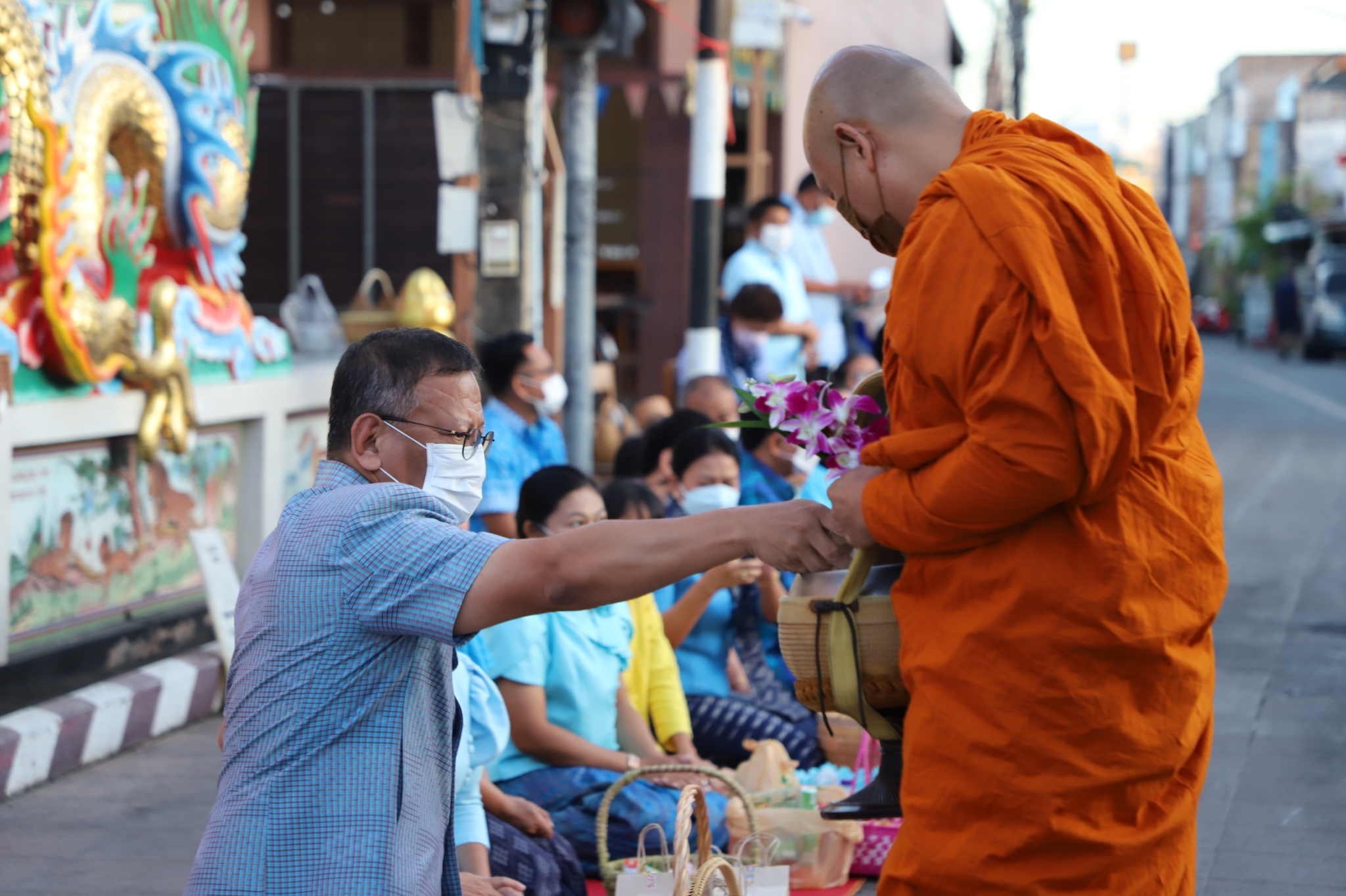 พ่อเมืองยโสธร นำหัวหน้าส่วนราชการ ข้าราชการ ประชาชนชาวจังหวัดยโสธร ร่วมทำบุญตักบาตรย้อนยุค และร่วมกันสวมใส่ผ้าไทยสีฟ้า (สีประจำจังหวัดยโสธร) ตามโครงการ “ผ้าไทยใส่ให้สนุก”