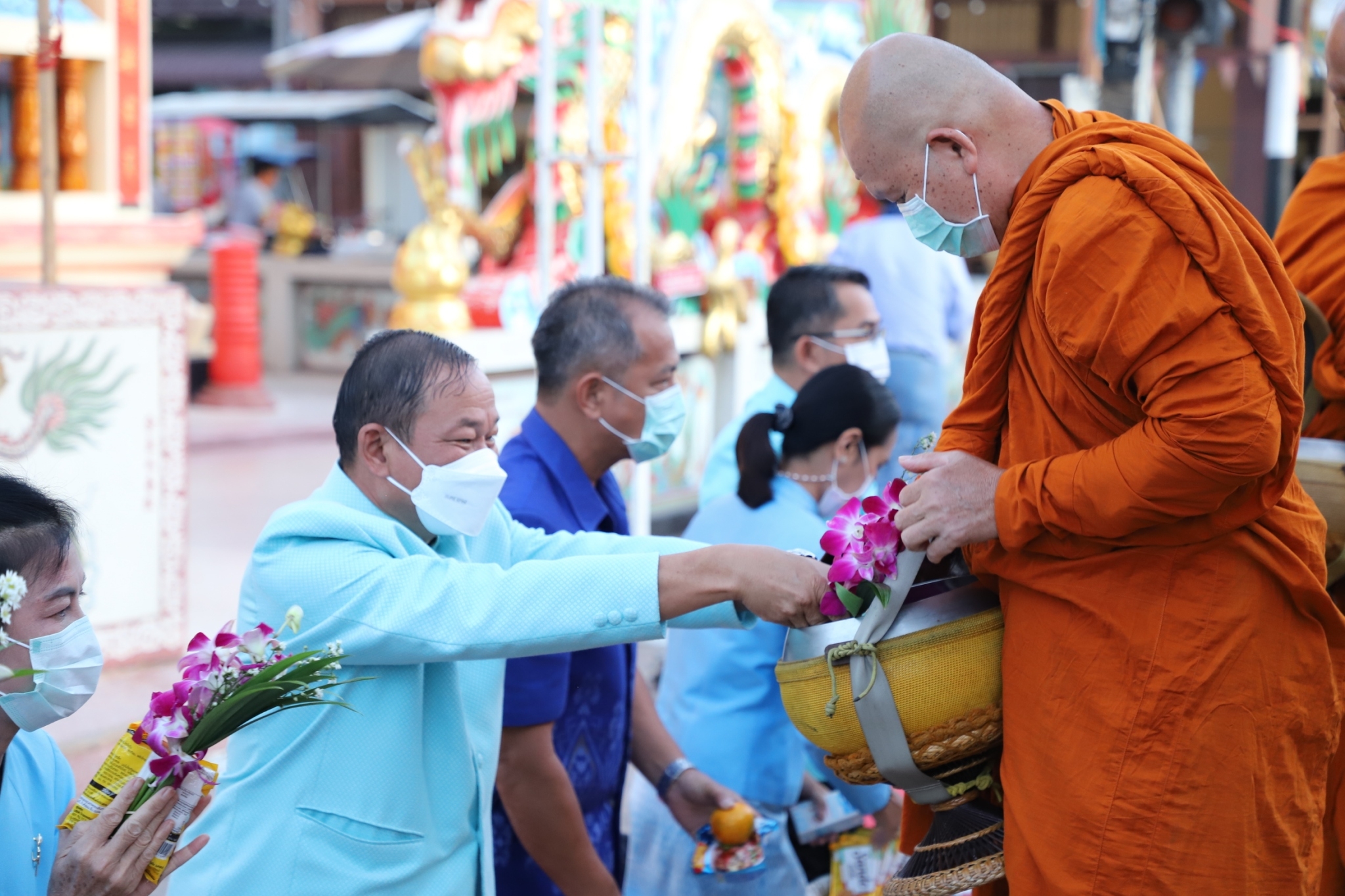 พ่อเมืองยโสธร นำหัวหน้าส่วนราชการ ข้าราชการ ประชาชนชาวจังหวัดยโสธร ร่วมทำบุญตักบาตรย้อนยุค และร่วมกันสวมใส่ผ้าไทยสีฟ้า (สีประจำจังหวัดยโสธร) ตามโครงการ “ผ้าไทยใส่ให้สนุก”