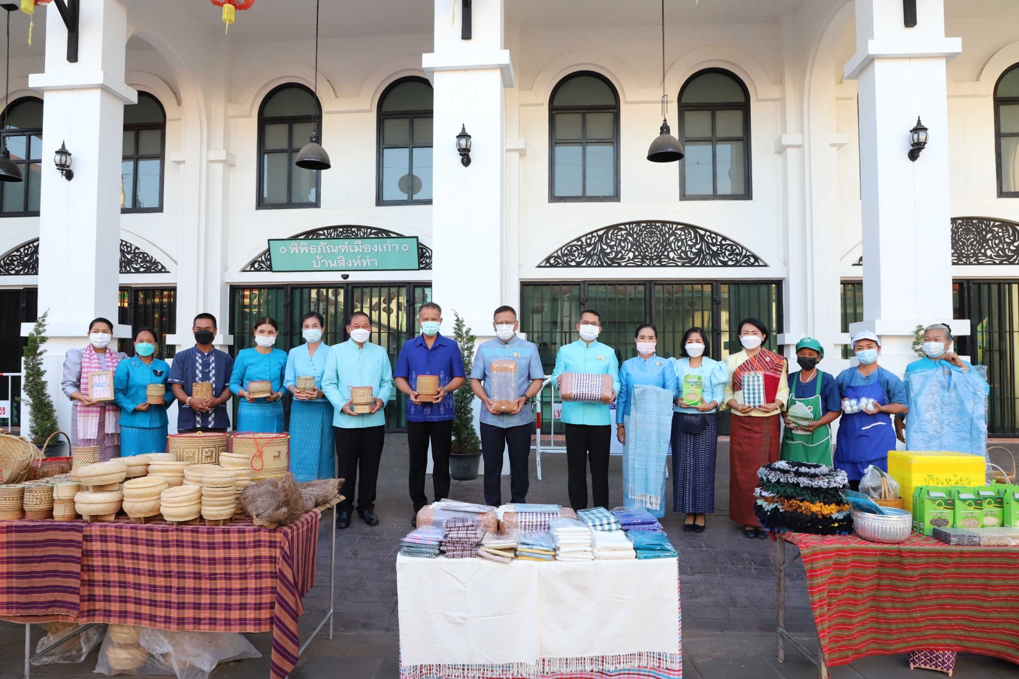 พ่อเมืองยโสธร นำหัวหน้าส่วนราชการ ข้าราชการ ประชาชนชาวจังหวัดยโสธร ร่วมทำบุญตักบาตรย้อนยุค และร่วมกันสวมใส่ผ้าไทยสีฟ้า (สีประจำจังหวัดยโสธร) ตามโครงการ “ผ้าไทยใส่ให้สนุก”