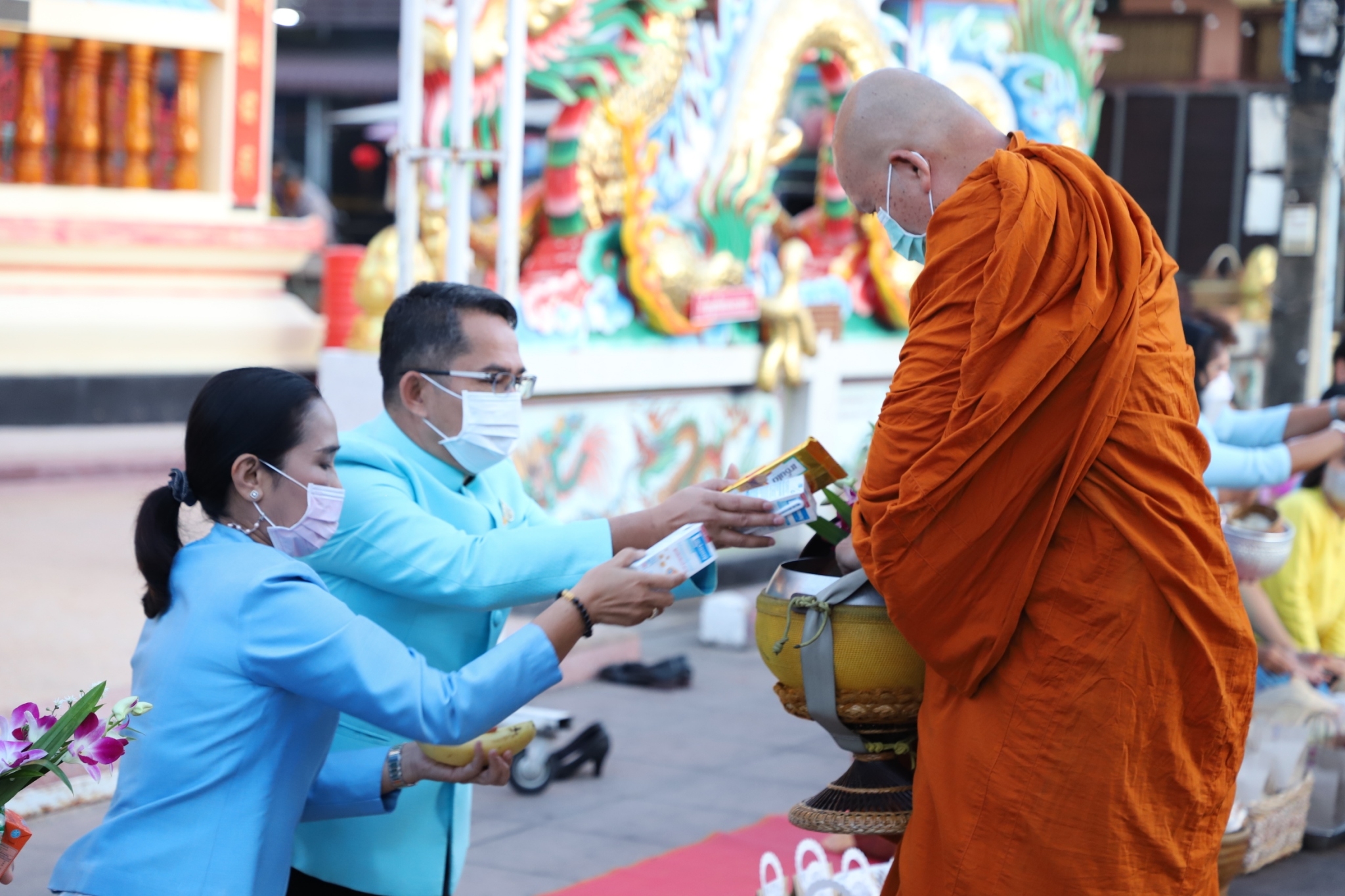 พ่อเมืองยโสธร นำหัวหน้าส่วนราชการ ข้าราชการ ประชาชนชาวจังหวัดยโสธร ร่วมทำบุญตักบาตรย้อนยุค และร่วมกันสวมใส่ผ้าไทยสีฟ้า (สีประจำจังหวัดยโสธร) ตามโครงการ “ผ้าไทยใส่ให้สนุก”