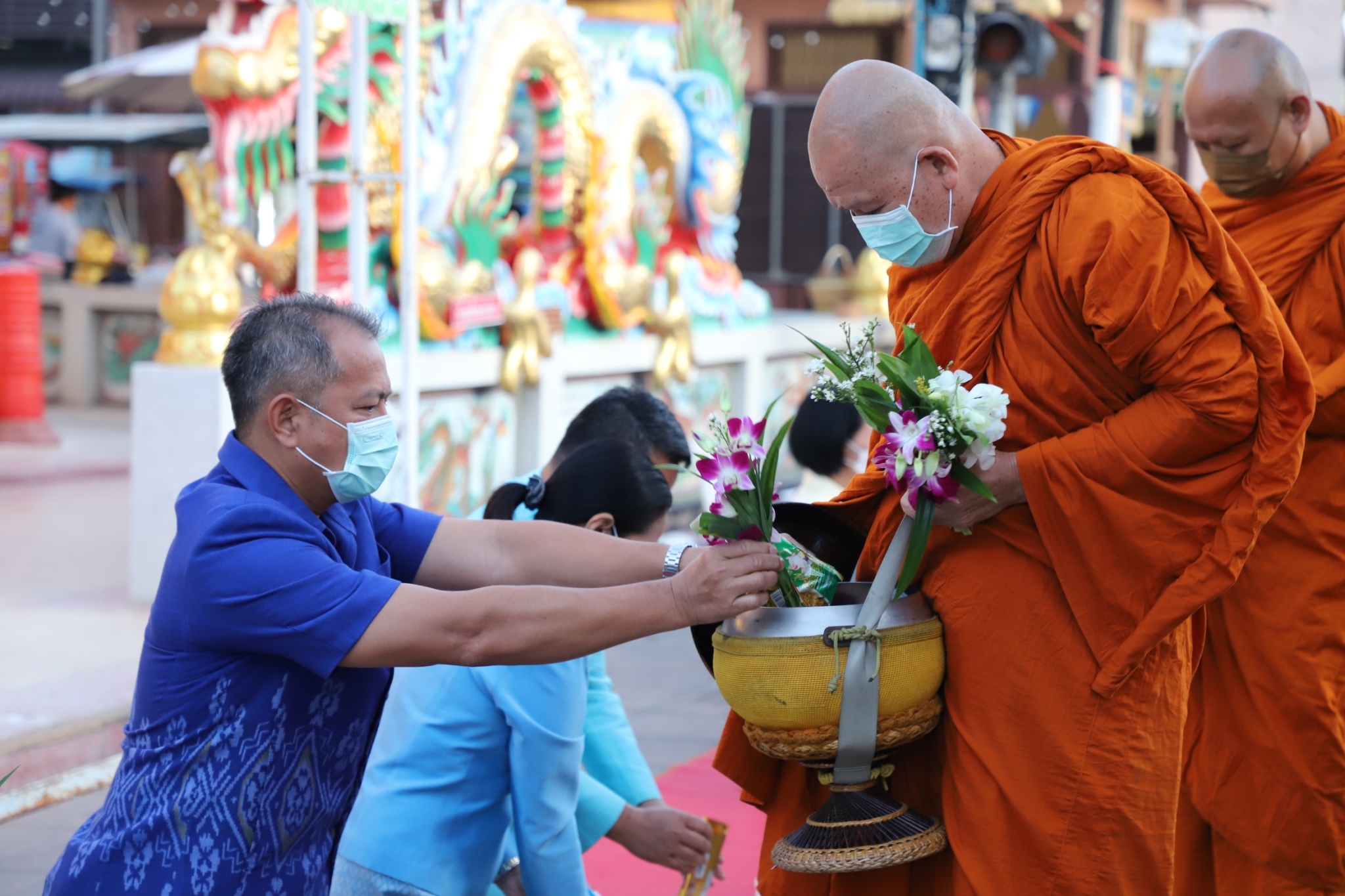 พ่อเมืองยโสธร นำหัวหน้าส่วนราชการ ข้าราชการ ประชาชนชาวจังหวัดยโสธร ร่วมทำบุญตักบาตรย้อนยุค และร่วมกันสวมใส่ผ้าไทยสีฟ้า (สีประจำจังหวัดยโสธร) ตามโครงการ “ผ้าไทยใส่ให้สนุก”