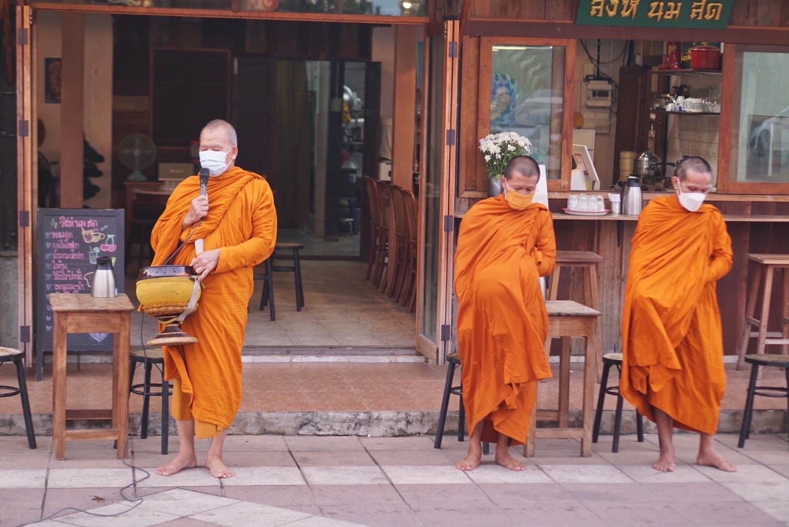 ?พช.ยโสธรร่วมทำบุญตักบาตรย้อนยุค และร่วมกันสวมใส่ผ้าไทยสีฟ้า (สีประจำจังหวัดยโสธร) ตามโครงการ “ผ้าไทยใส่ให้สนุก”