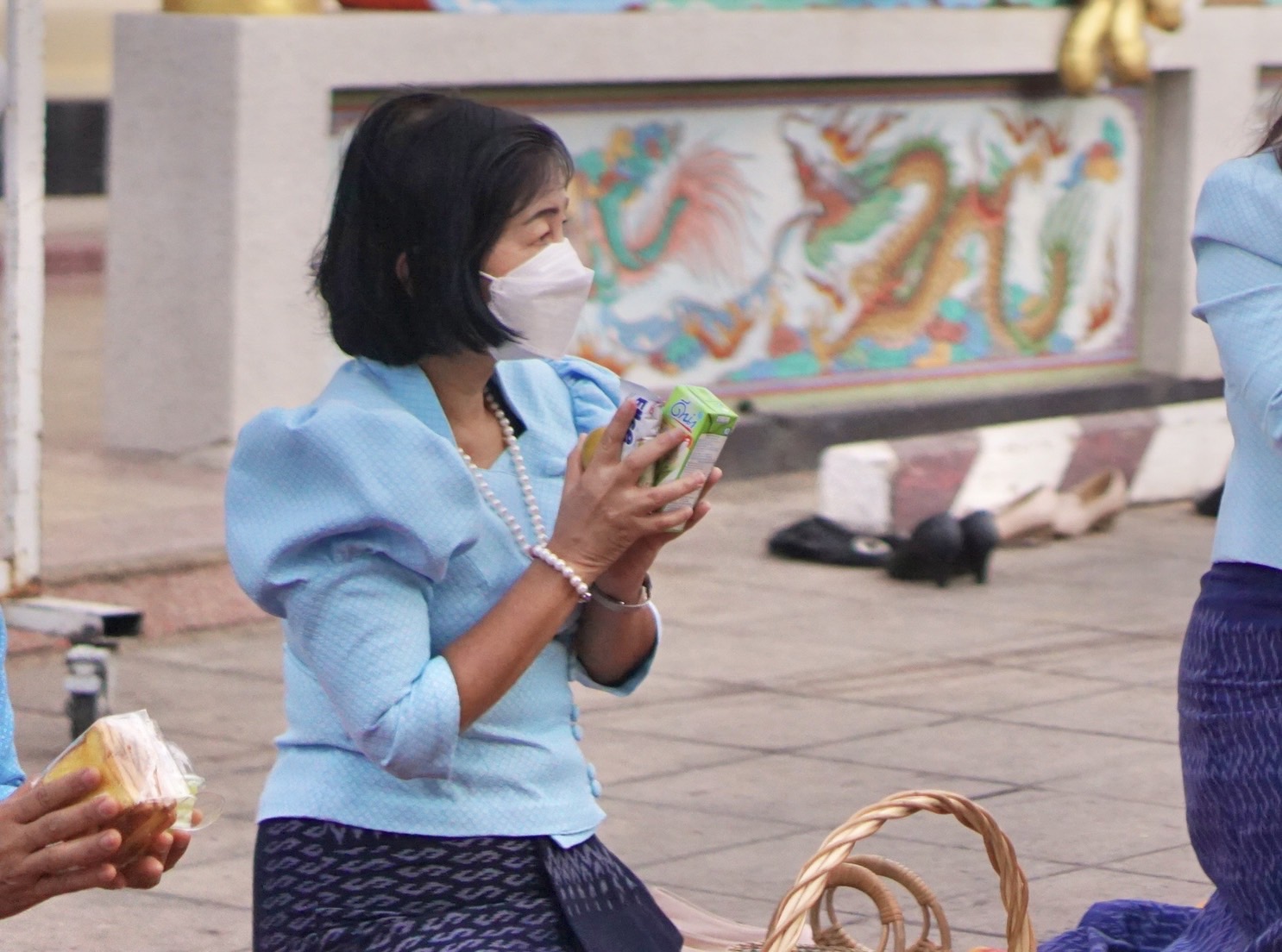 ?พช.ยโสธรร่วมทำบุญตักบาตรย้อนยุค และร่วมกันสวมใส่ผ้าไทยสีฟ้า (สีประจำจังหวัดยโสธร) ตามโครงการ “ผ้าไทยใส่ให้สนุก”