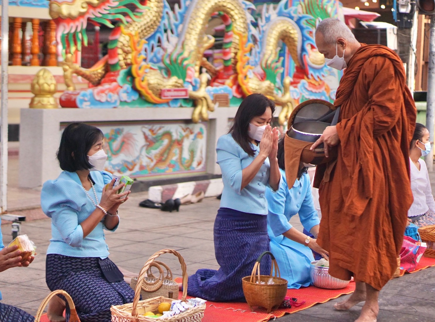 ?พช.ยโสธรร่วมทำบุญตักบาตรย้อนยุค และร่วมกันสวมใส่ผ้าไทยสีฟ้า (สีประจำจังหวัดยโสธร) ตามโครงการ “ผ้าไทยใส่ให้สนุก”