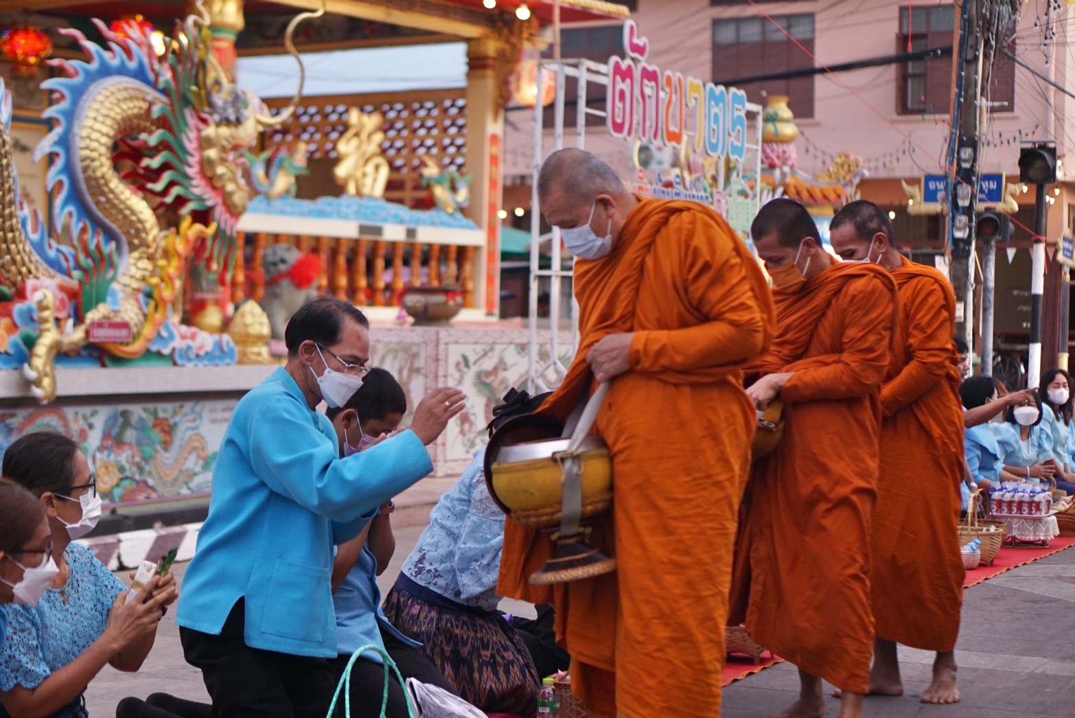 ?พช.ยโสธรร่วมทำบุญตักบาตรย้อนยุค และร่วมกันสวมใส่ผ้าไทยสีฟ้า (สีประจำจังหวัดยโสธร) ตามโครงการ “ผ้าไทยใส่ให้สนุก”