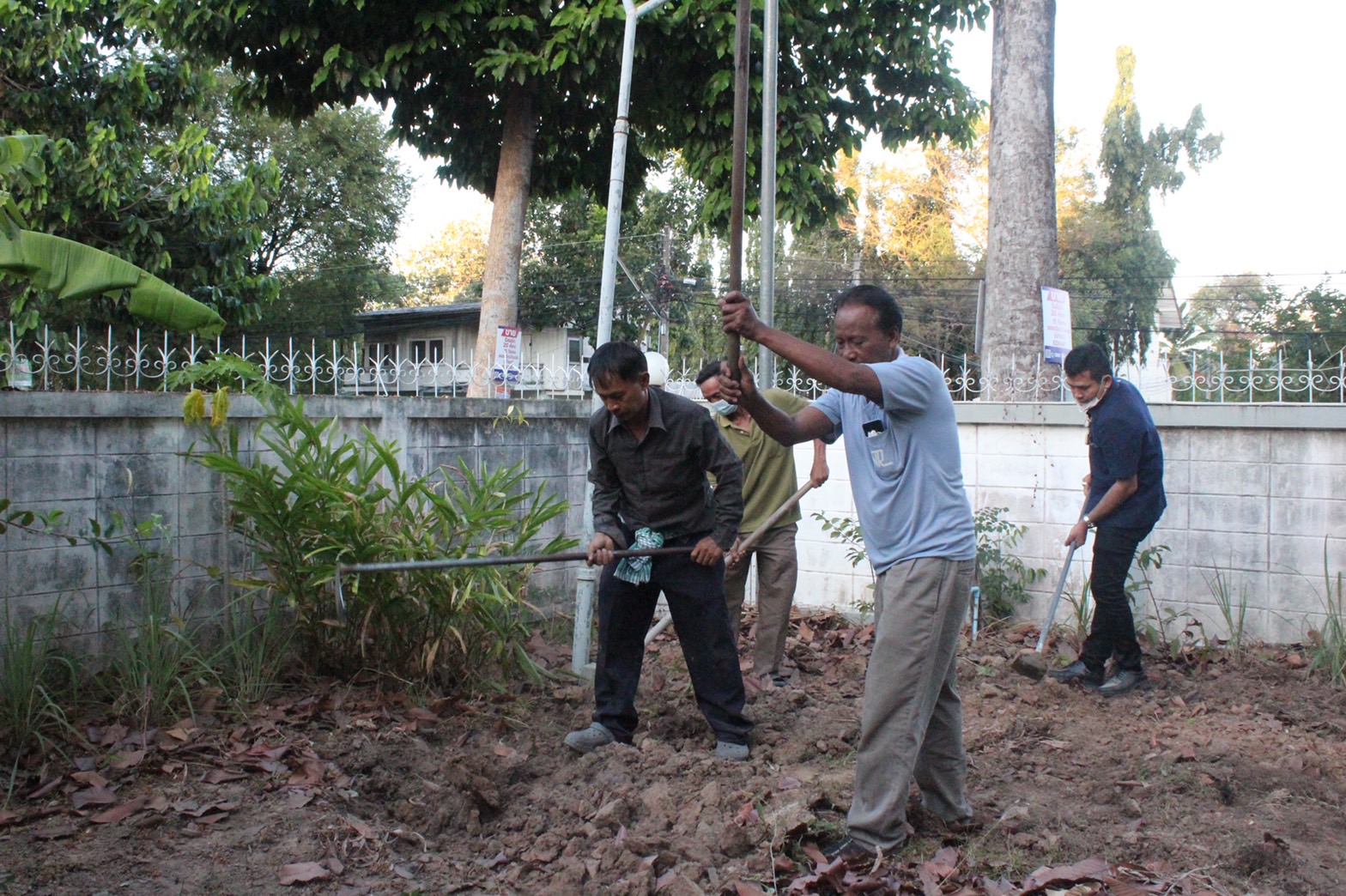 ☘️พช.ยโสธร เตรียมพื้นที่ดำเนินการปลูกผักสวนครัว ในการ น้อมนำแนวพระราชดำริของสมเด็จพระกนิษฐาธิราชเจ้า กรมสมเด็จพระเทพรัตนราชสุดาฯ สยามบรมราชกุมารี สู่ปฏิบัติการปลูกผักสวนครัว เพื่อสร้างความมั่นคงทางอาหารต่อเนื่อง