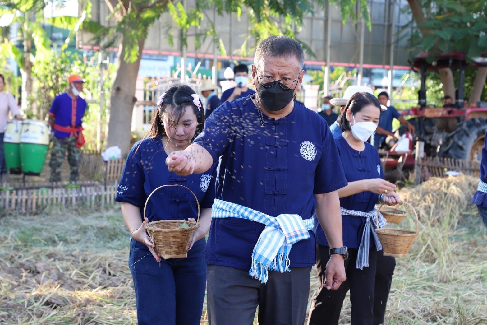 ?พช.ยโสธร ร่วมกิจกรรมเกษตรอินทรีย์วิธียโสธรสัญจร 2566 เกี่ยวข้าวอินทรีย์ สะออน 50 ปี ศรียโสธร ครั้งที่ 3 และกิจกรรมวันดินโลก