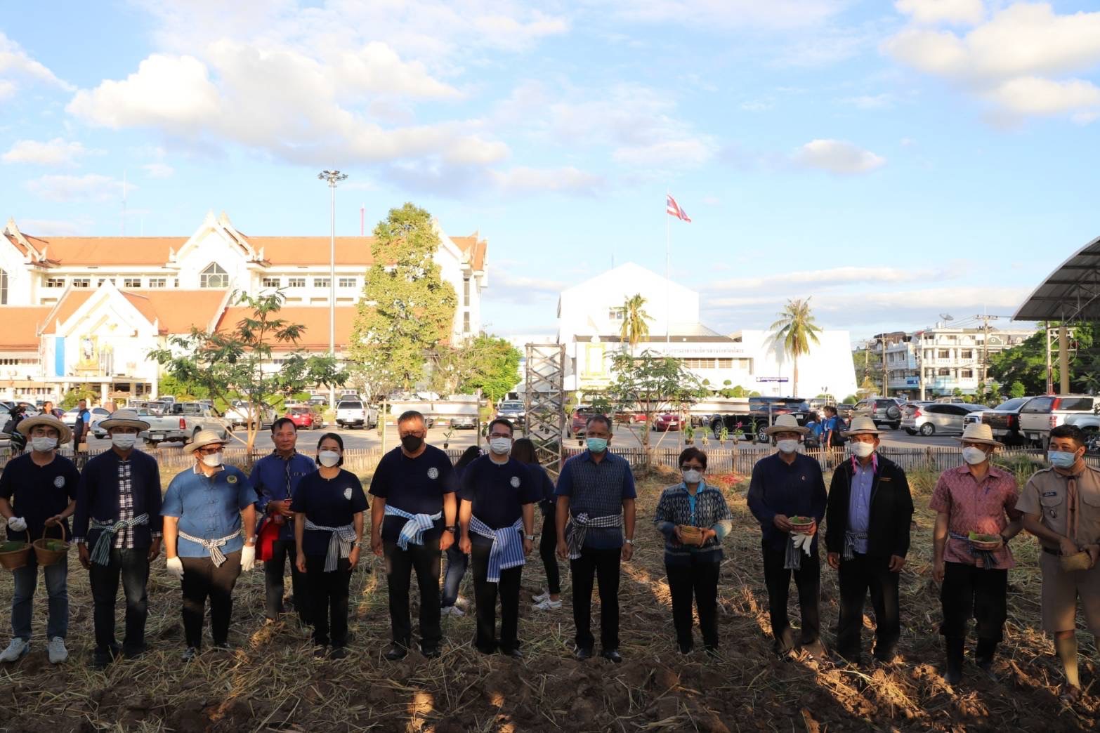 ?พช.ยโสธร ร่วมกิจกรรมเกษตรอินทรีย์วิธียโสธรสัญจร 2566 เกี่ยวข้าวอินทรีย์ สะออน 50 ปี ศรียโสธร ครั้งที่ 3 และกิจกรรมวันดินโลก