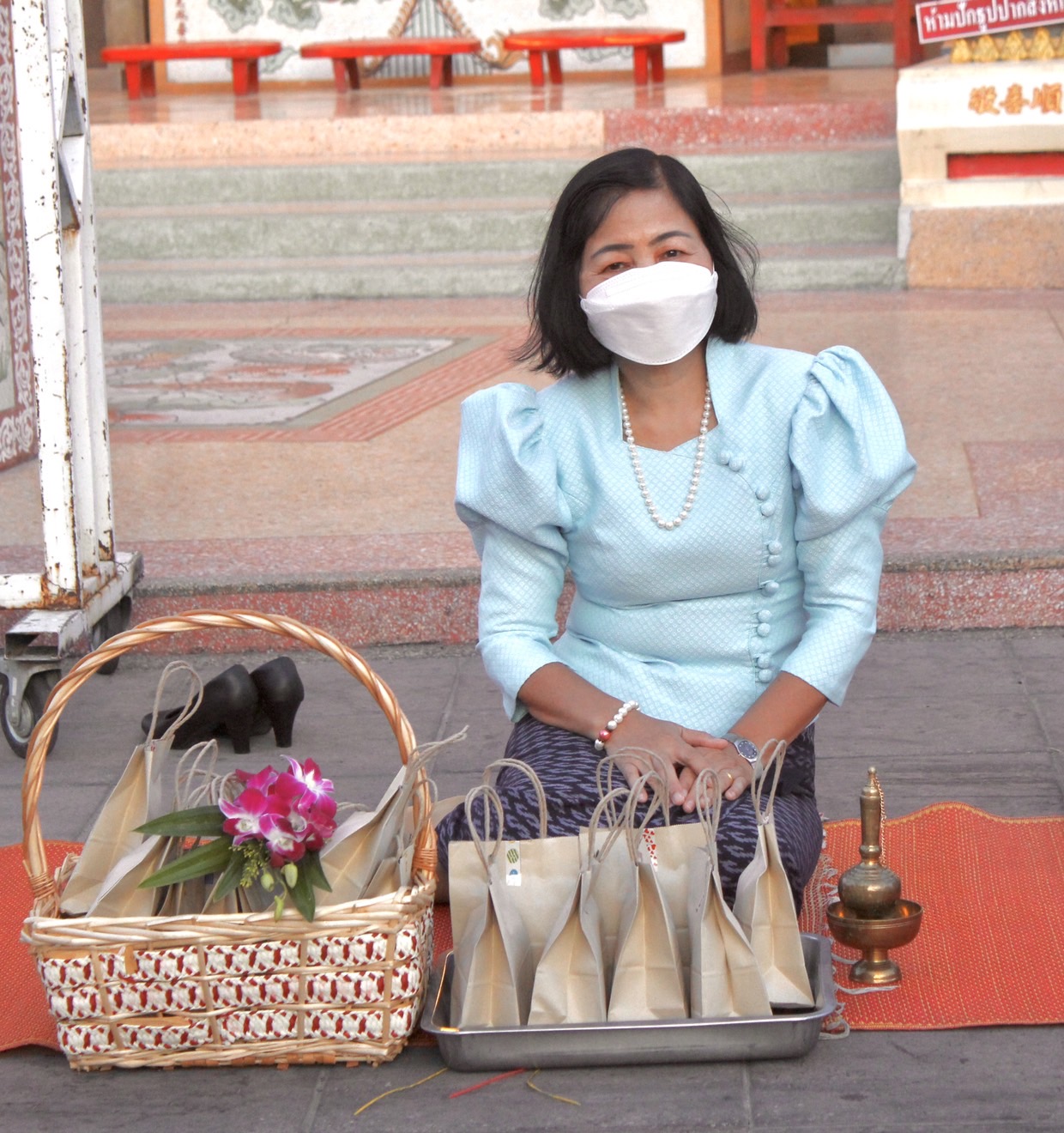 พ่อเมืองยโสธร นำหัวหน้าส่วนราชการ ข้าราชการ ประชาชนชาวจังหวัดยโสธร ร่วมทำบุญตักบาตรย้อนยุค และร่วมกันสวมใส่ผ้าไทยสีฟ้า (สีประจำจังหวัดยโสธร) ตามโครงการ “ผ้าไทยใส่ให้สนุก”