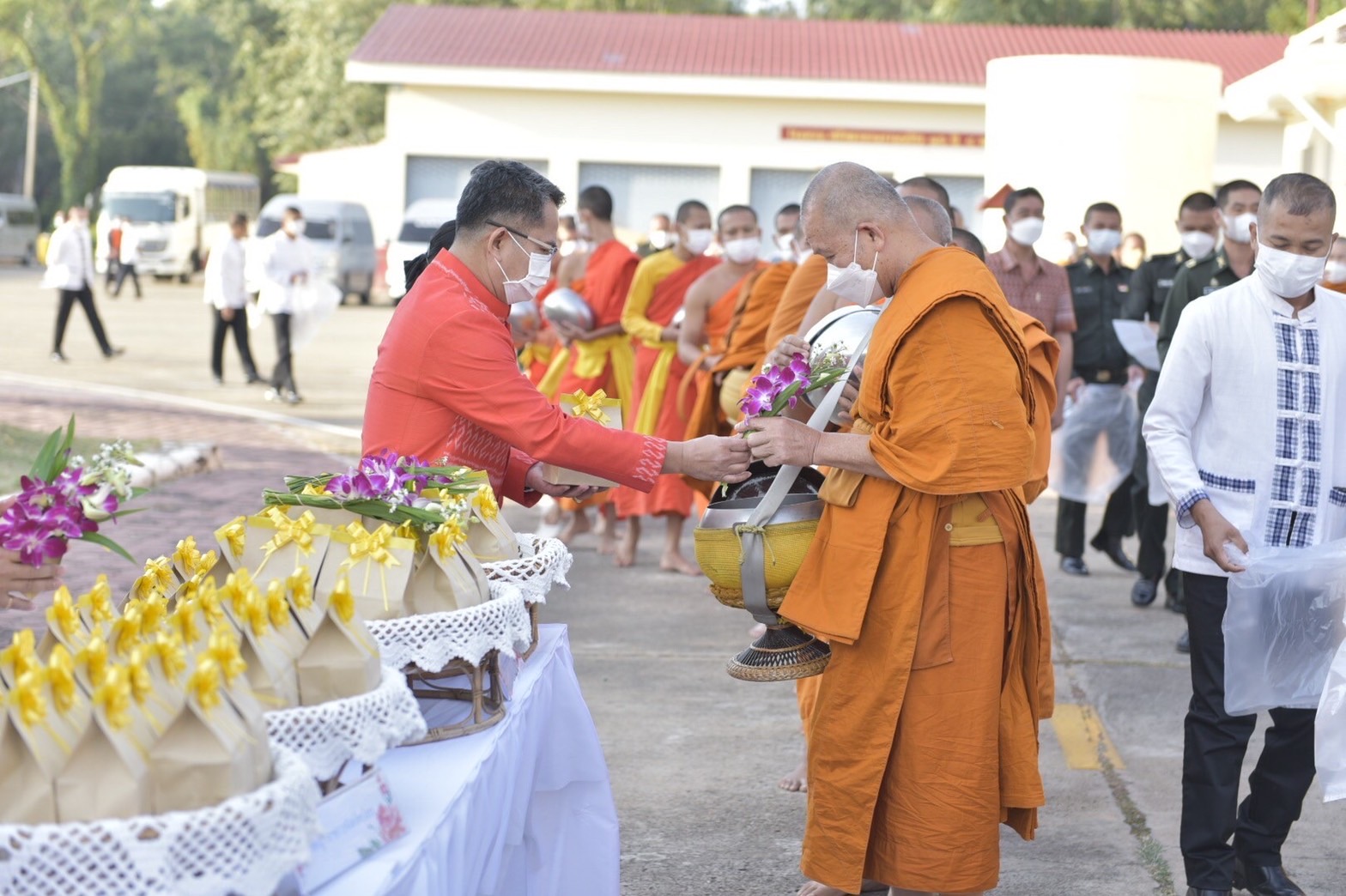 ?พช.ยโสธร ร่วมกิจกรรมทำบุญ ตักบาตรพระสงฆ์ เพื่อถวายพระราชกุศลสมเด็จพระเจ้าลูกเธอ เจ้าฟ้าพัชรกิติยาภา นเรนทิราเทพยวดี กรมหลวงราชสาริณีสิริพัชร มหาวัชรราชธิดา