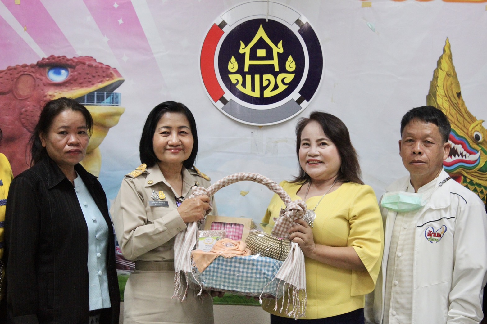 ?ทีมงานสำนักงานพัฒนาชุมชนอำเภอเลิงนกทา ร่วมอวยพรปีใหม่ 2566 พัฒนาการจังหวัดยโสธร