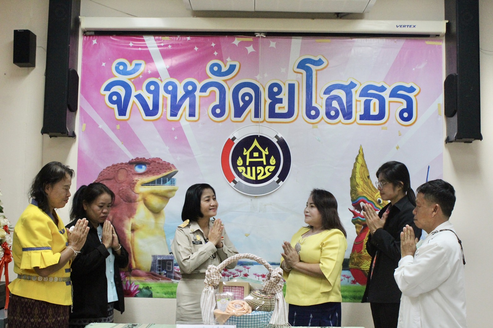 ?ทีมงานสำนักงานพัฒนาชุมชนอำเภอเลิงนกทา ร่วมอวยพรปีใหม่ 2566 พัฒนาการจังหวัดยโสธร