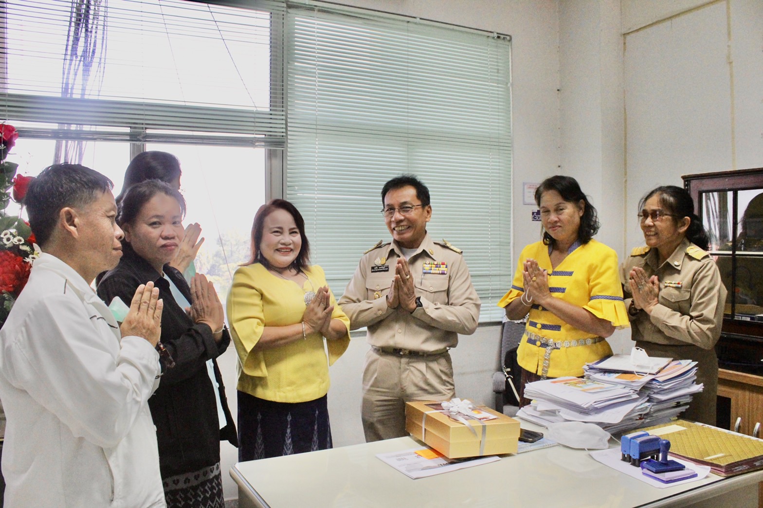 ?ทีมงานสำนักงานพัฒนาชุมชนอำเภอเลิงนกทา ร่วมอวยพรปีใหม่ 2566 พัฒนาการจังหวัดยโสธร