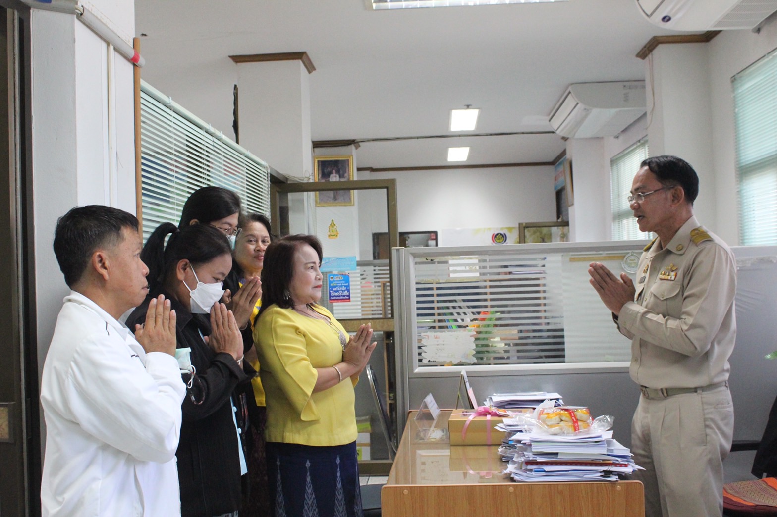 ?ทีมงานสำนักงานพัฒนาชุมชนอำเภอเลิงนกทา ร่วมอวยพรปีใหม่ 2566 พัฒนาการจังหวัดยโสธร