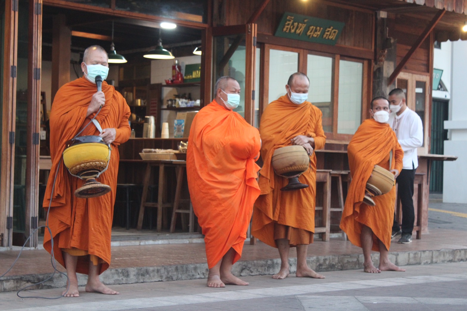 ☘️พช.ยโสธรร่วมทำบุญตักบาตรย้อนยุค วิถีถิ่น วิถีไทย ถนนคนเดินยโสธร เมืองเก่าบ้านสิงห์ท่า และร่วมกันสวมใส่ผ้าไทยตามโครงการ “ผ้าไทยใส่ให้สนุก”