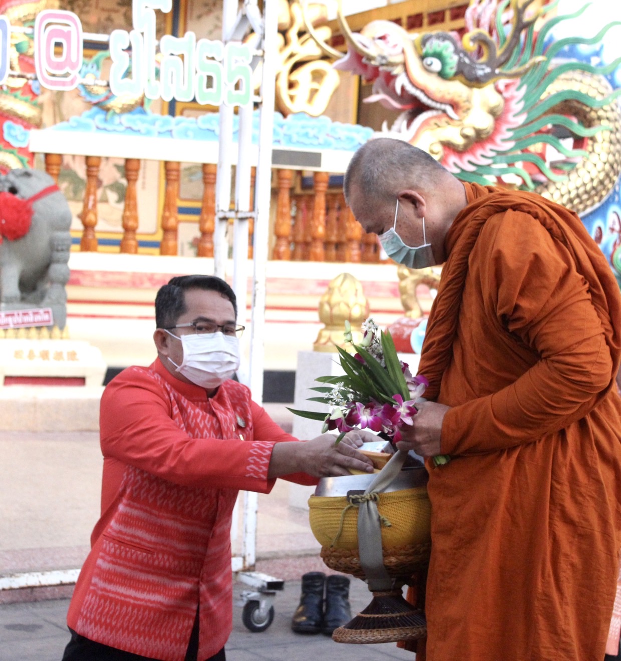 ☘️พช.ยโสธรร่วมทำบุญตักบาตรย้อนยุค วิถีถิ่น วิถีไทย ถนนคนเดินยโสธร เมืองเก่าบ้านสิงห์ท่า และร่วมกันสวมใส่ผ้าไทยตามโครงการ “ผ้าไทยใส่ให้สนุก”