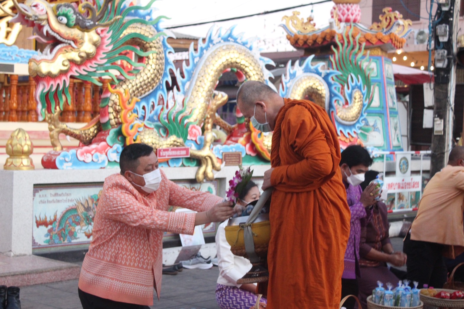 ☘️พช.ยโสธรร่วมทำบุญตักบาตรย้อนยุค วิถีถิ่น วิถีไทย ถนนคนเดินยโสธร เมืองเก่าบ้านสิงห์ท่า และร่วมกันสวมใส่ผ้าไทยตามโครงการ “ผ้าไทยใส่ให้สนุก”