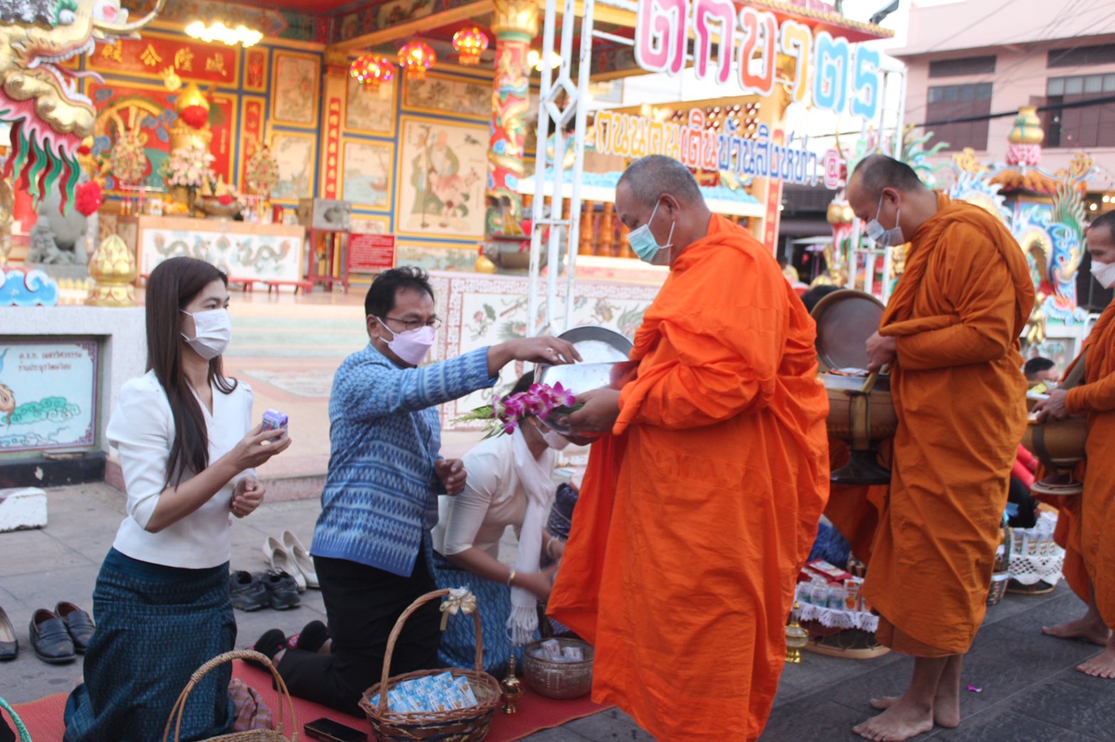 ☘️พช.ยโสธรร่วมทำบุญตักบาตรย้อนยุค วิถีถิ่น วิถีไทย ถนนคนเดินยโสธร เมืองเก่าบ้านสิงห์ท่า และร่วมกันสวมใส่ผ้าไทยตามโครงการ “ผ้าไทยใส่ให้สนุก”