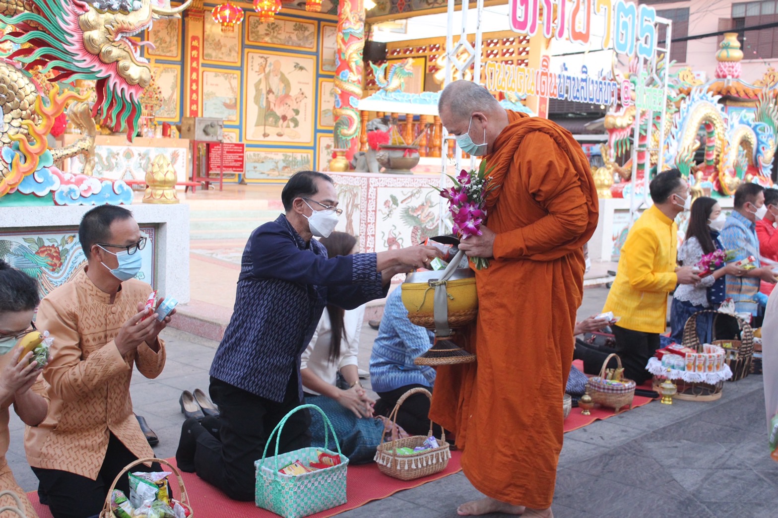 ☘️พช.ยโสธรร่วมทำบุญตักบาตรย้อนยุค วิถีถิ่น วิถีไทย ถนนคนเดินยโสธร เมืองเก่าบ้านสิงห์ท่า และร่วมกันสวมใส่ผ้าไทยตามโครงการ “ผ้าไทยใส่ให้สนุก”