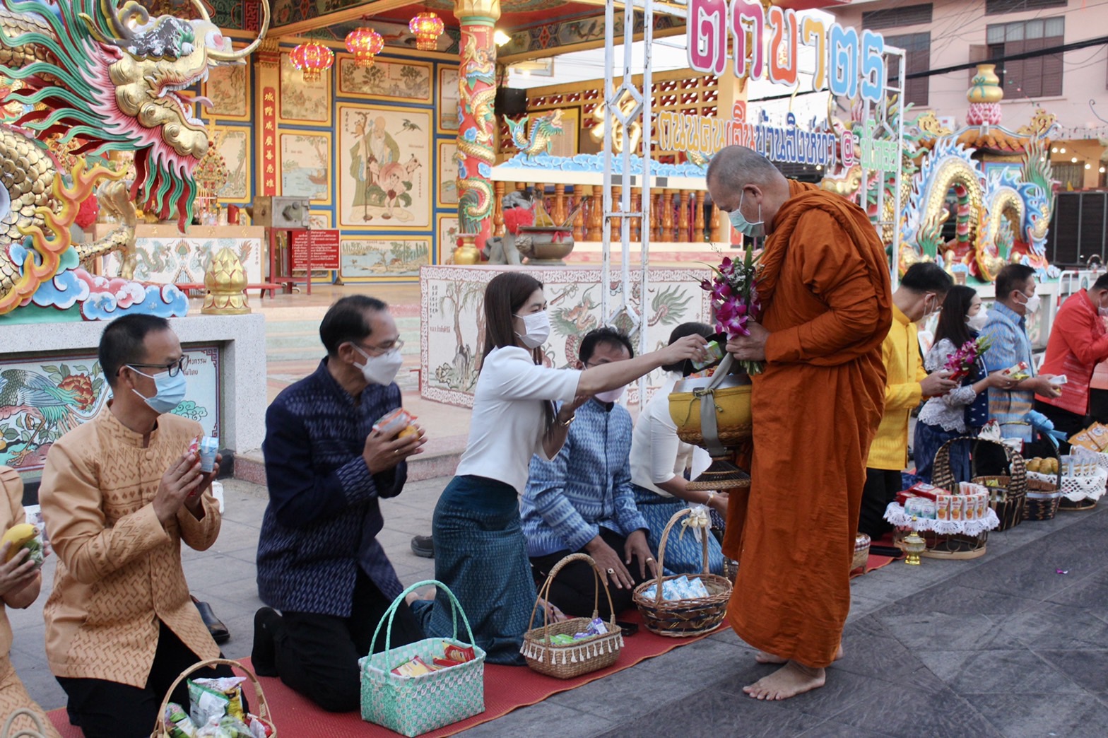 ☘️พช.ยโสธรร่วมทำบุญตักบาตรย้อนยุค วิถีถิ่น วิถีไทย ถนนคนเดินยโสธร เมืองเก่าบ้านสิงห์ท่า และร่วมกันสวมใส่ผ้าไทยตามโครงการ “ผ้าไทยใส่ให้สนุก”