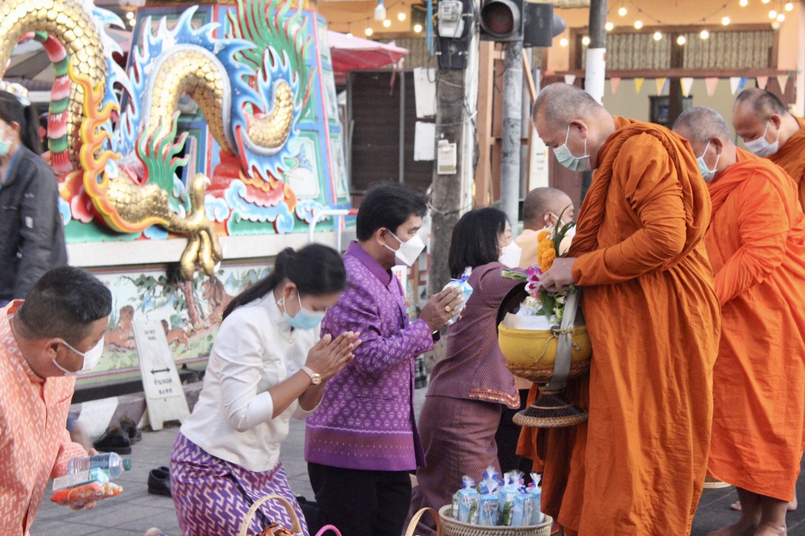 ☘️พช.ยโสธรร่วมทำบุญตักบาตรย้อนยุค วิถีถิ่น วิถีไทย ถนนคนเดินยโสธร เมืองเก่าบ้านสิงห์ท่า และร่วมกันสวมใส่ผ้าไทยตามโครงการ “ผ้าไทยใส่ให้สนุก”