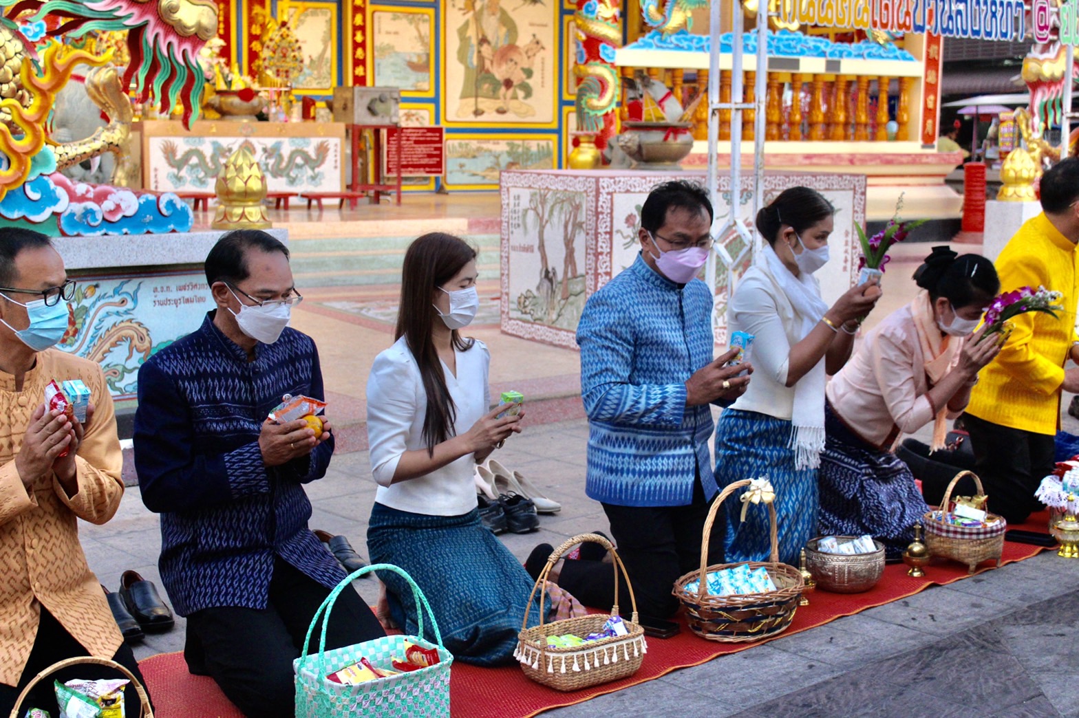 ☘️พช.ยโสธรร่วมทำบุญตักบาตรย้อนยุค วิถีถิ่น วิถีไทย ถนนคนเดินยโสธร เมืองเก่าบ้านสิงห์ท่า และร่วมกันสวมใส่ผ้าไทยตามโครงการ “ผ้าไทยใส่ให้สนุก”