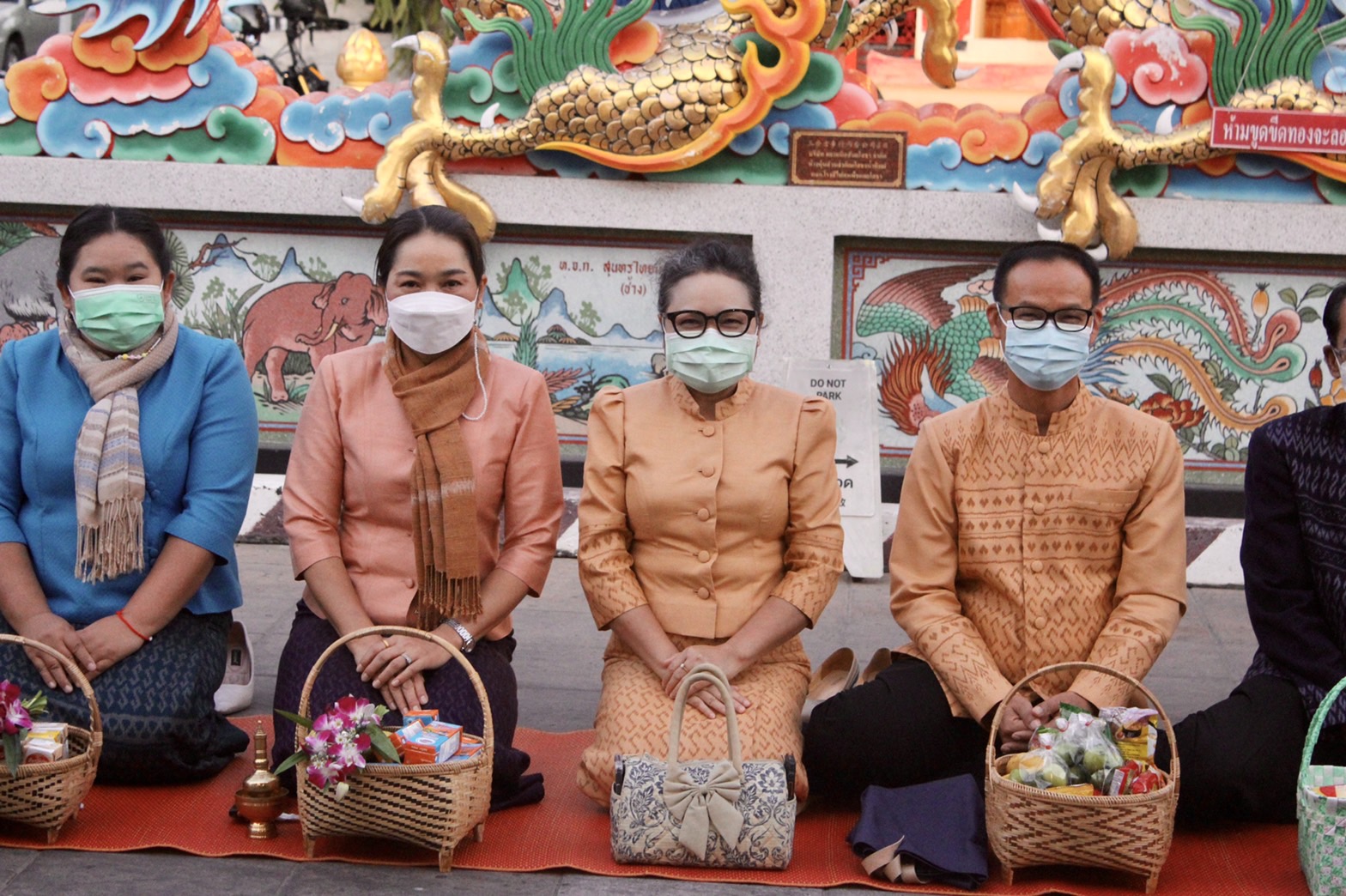 ☘️พช.ยโสธรร่วมทำบุญตักบาตรย้อนยุค วิถีถิ่น วิถีไทย ถนนคนเดินยโสธร เมืองเก่าบ้านสิงห์ท่า และร่วมกันสวมใส่ผ้าไทยตามโครงการ “ผ้าไทยใส่ให้สนุก”