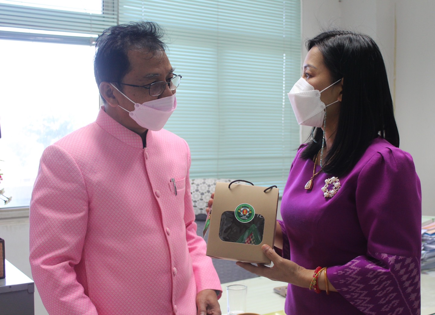 ?ทีมงานสำนักงานพัฒนาชุมชนอำเภอป่าติ้ว ร่วมอวยพรปีใหม่ 2566 พัฒนาการจังหวัดยโสธร