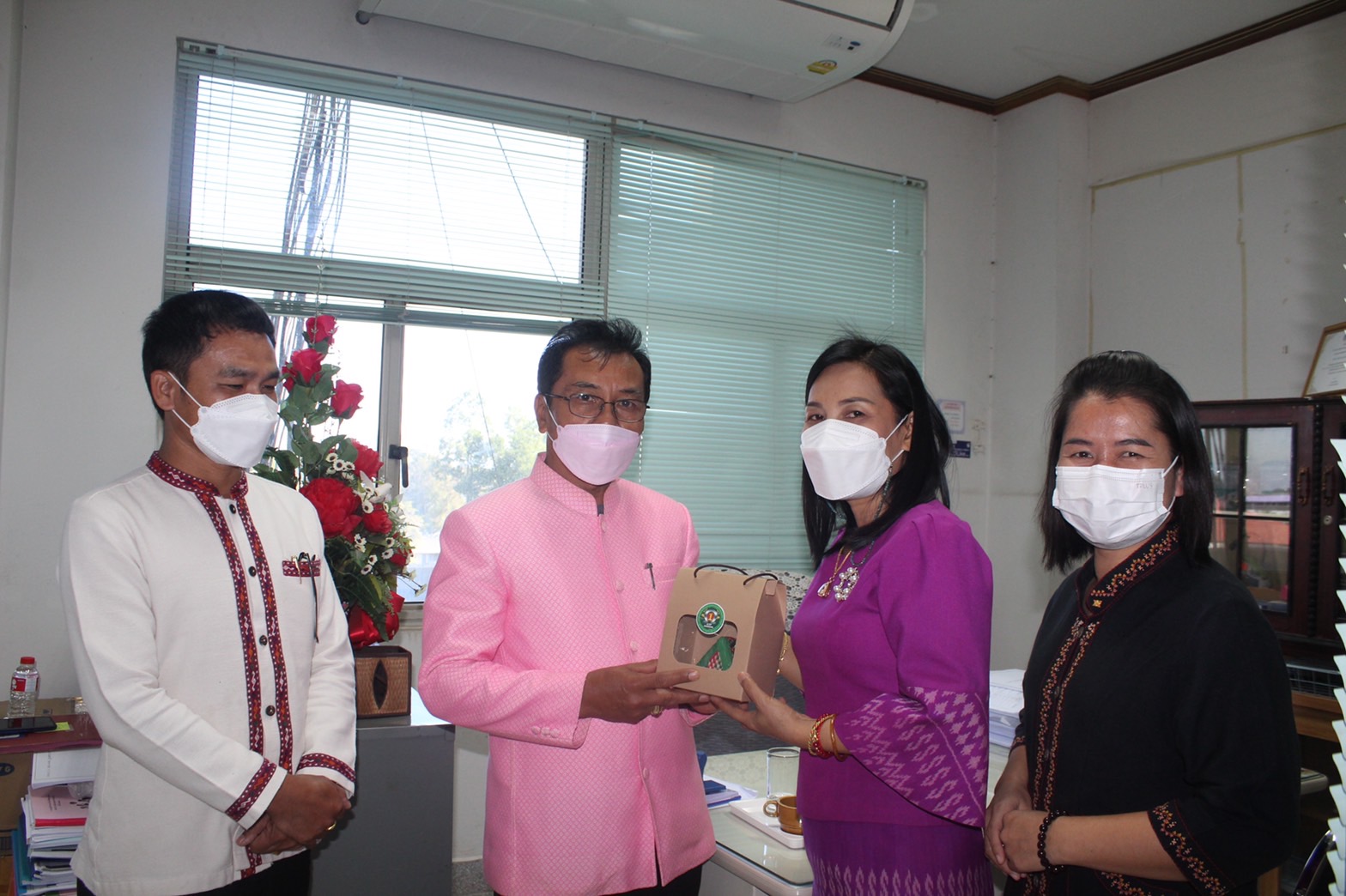 ?ทีมงานสำนักงานพัฒนาชุมชนอำเภอป่าติ้ว ร่วมอวยพรปีใหม่ 2566 พัฒนาการจังหวัดยโสธร