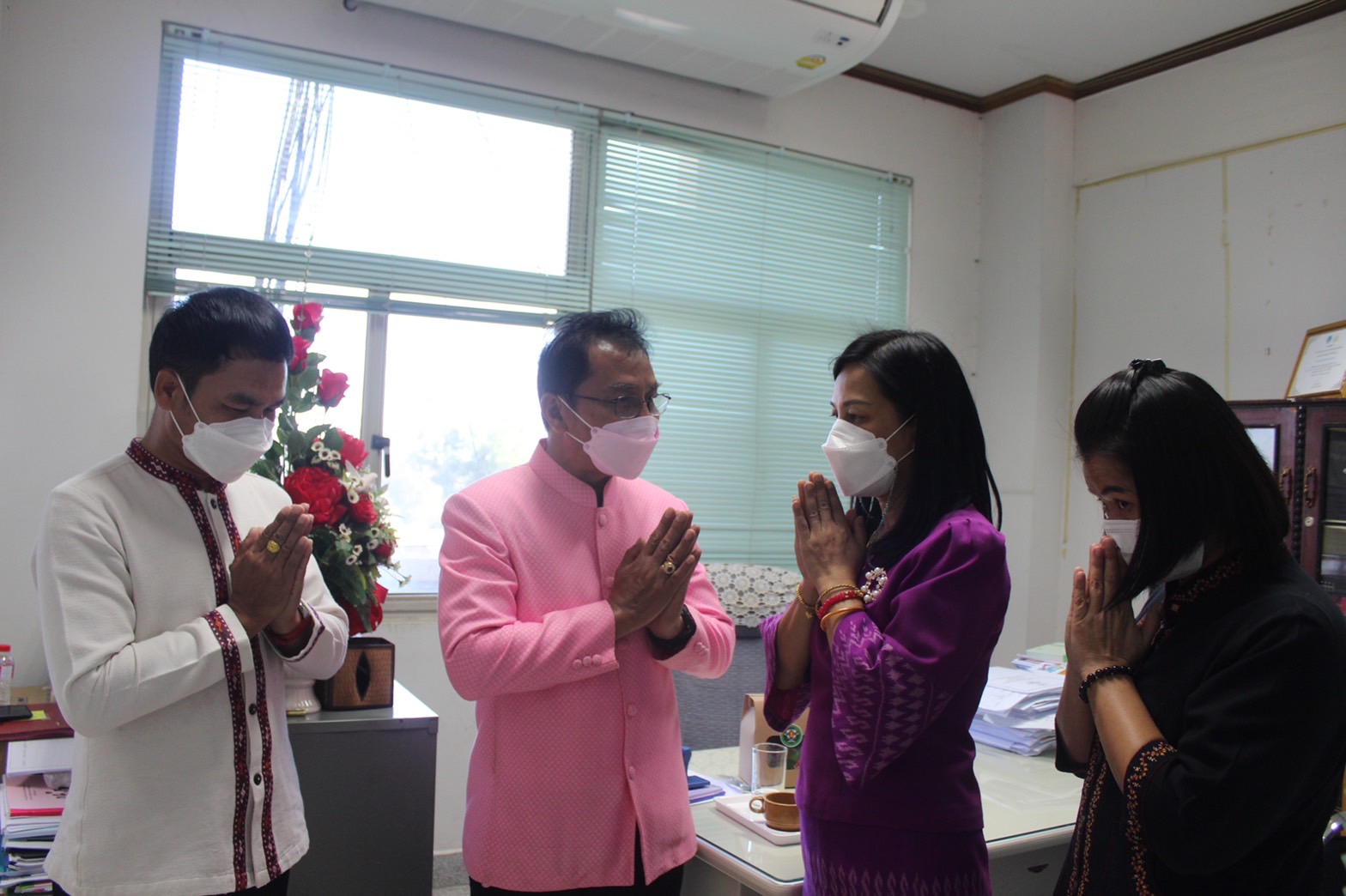 ?ทีมงานสำนักงานพัฒนาชุมชนอำเภอป่าติ้ว ร่วมอวยพรปีใหม่ 2566 พัฒนาการจังหวัดยโสธร