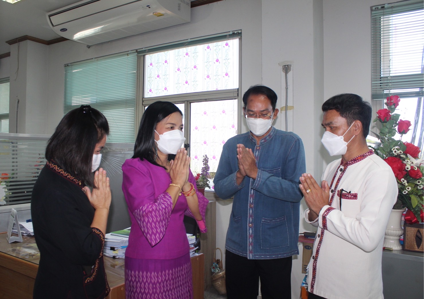 ?ทีมงานสำนักงานพัฒนาชุมชนอำเภอป่าติ้ว ร่วมอวยพรปีใหม่ 2566 พัฒนาการจังหวัดยโสธร