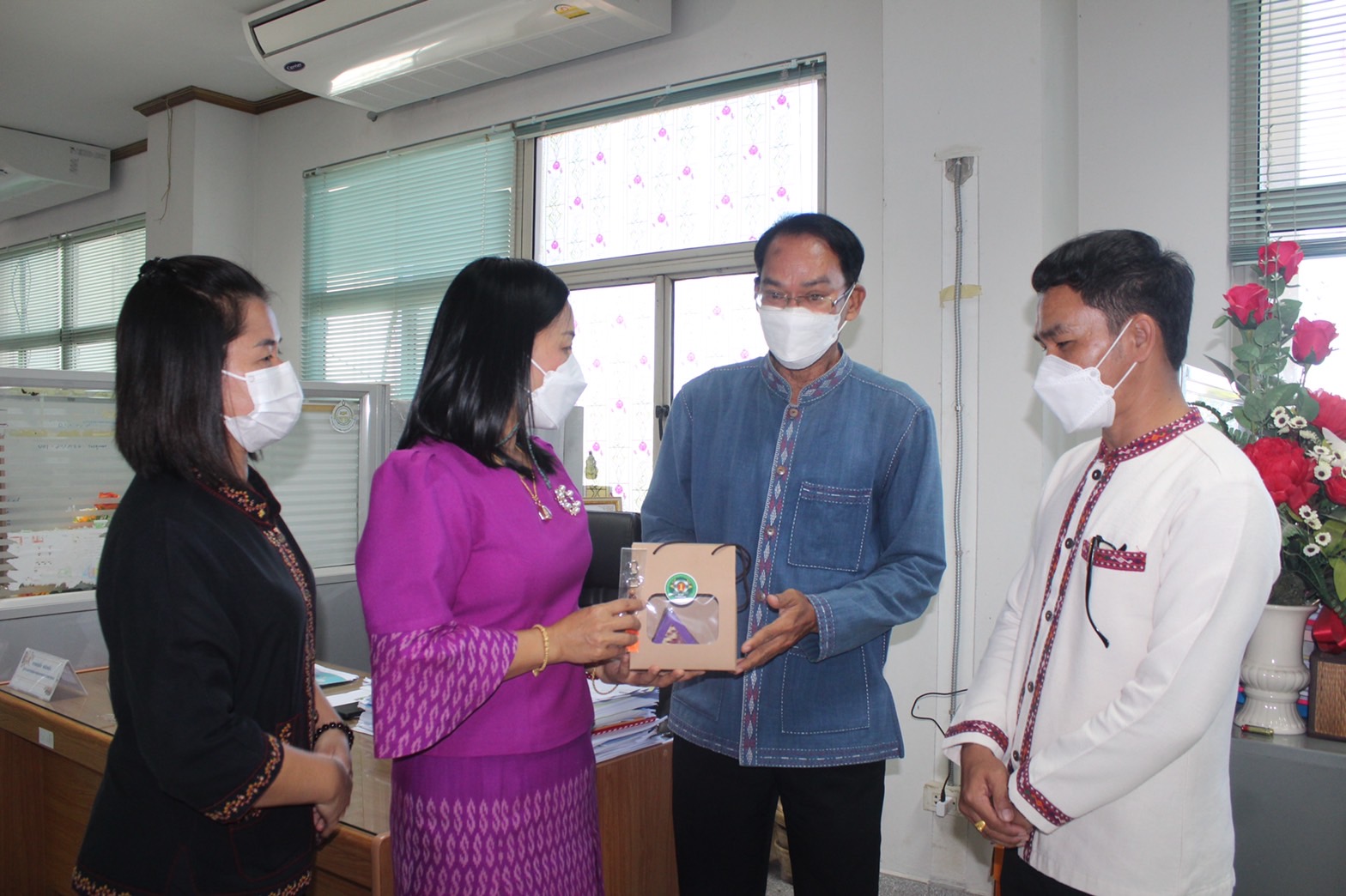 ?ทีมงานสำนักงานพัฒนาชุมชนอำเภอป่าติ้ว ร่วมอวยพรปีใหม่ 2566 พัฒนาการจังหวัดยโสธร