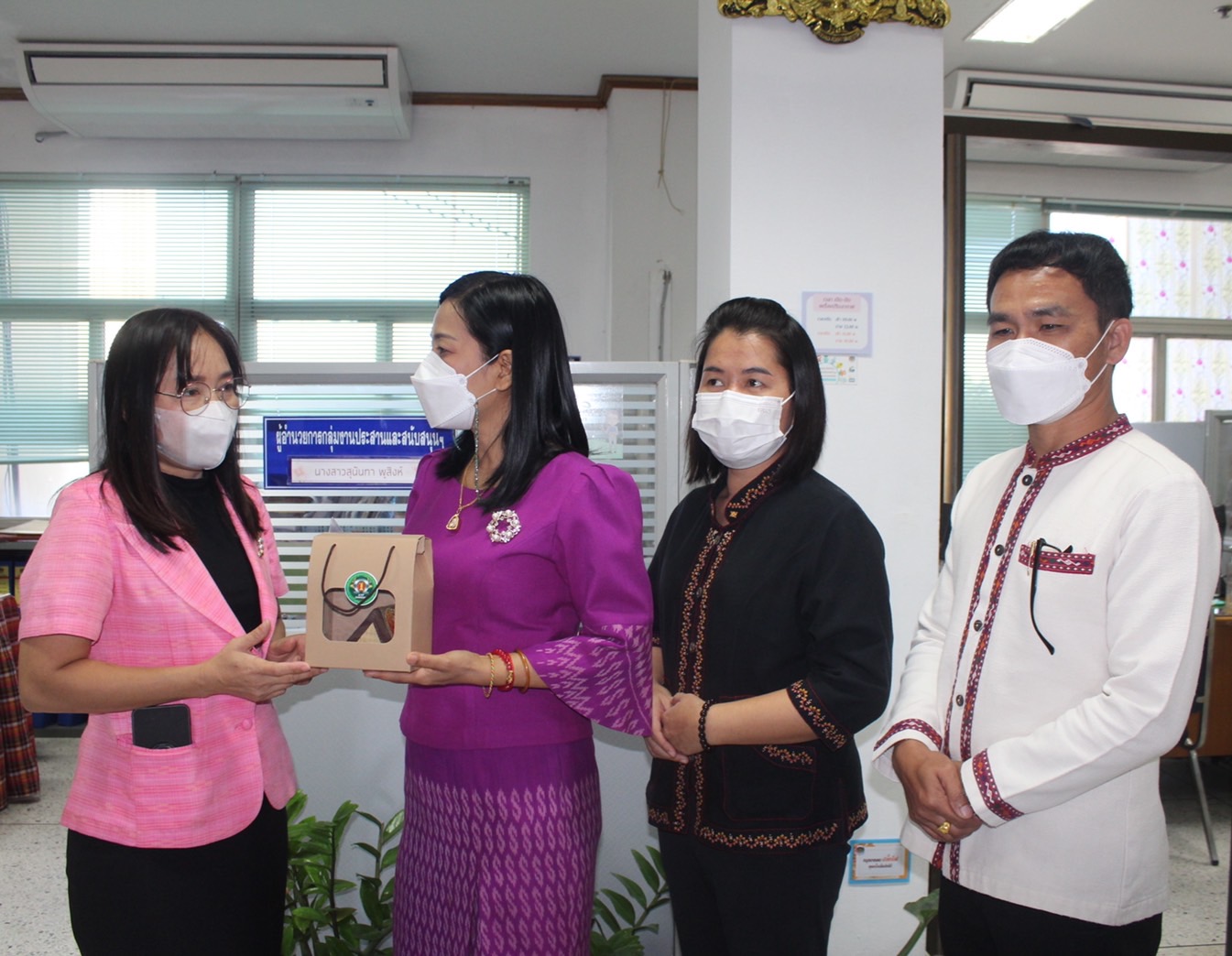 ?ทีมงานสำนักงานพัฒนาชุมชนอำเภอป่าติ้ว ร่วมอวยพรปีใหม่ 2566 พัฒนาการจังหวัดยโสธร