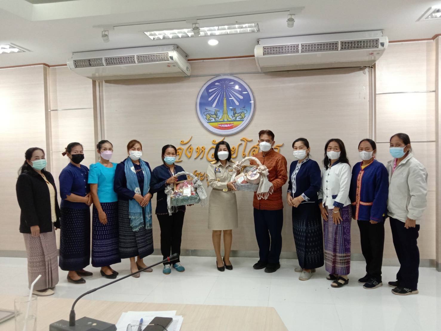 ☘️พช.ยโสธร ประชุมเตรียมความพร้อมผู้ผลิต ผู้ประกอบการ OTOP ในการเข้าร่วมจำหน่ายสินค้าตามโครงการเฉลิมพระเกียรติสมเด็จพระเจ้าลูกเธอ เจ้าฟ้าสิริวัณณวรี นารีรัตนราชกัญญา เนื่องในโอกาสวันคล้ายวันประสูติ วันที่ 8 มกราคม 2566