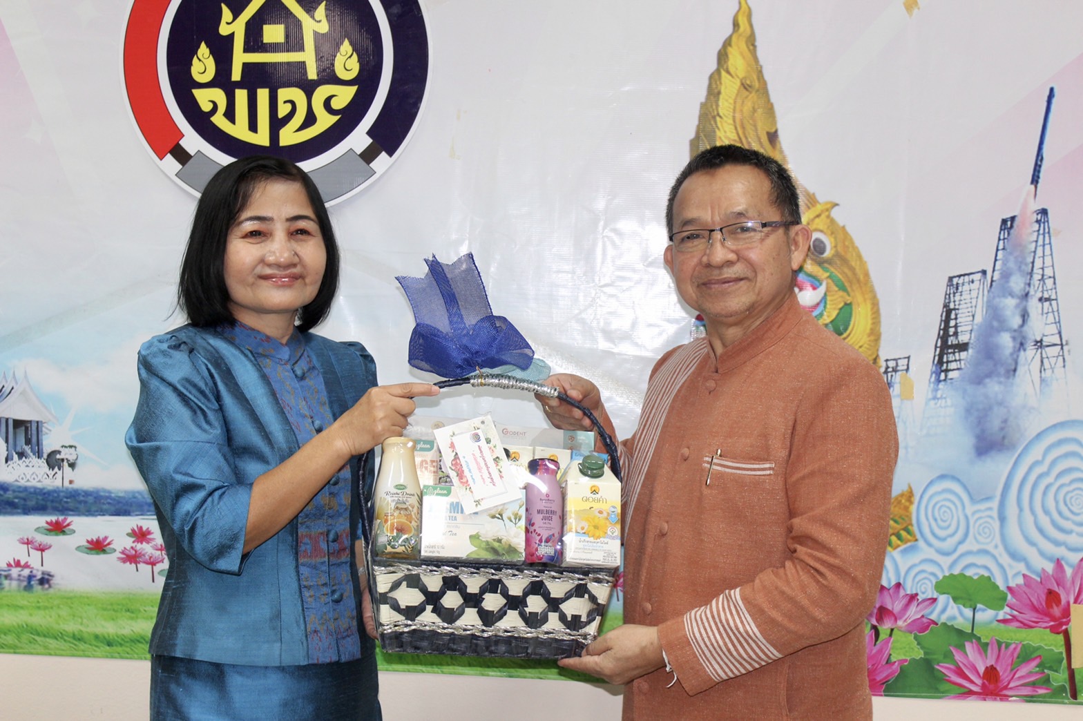 ?ทีมงานสำนักงานพัฒนาชุมชนอำเภอทรายมูลและพัฒนาการอำเภอกุดชุม ร่วมอวยพรปีใหม่ 2566 พัฒนาการจังหวัดยโสธร