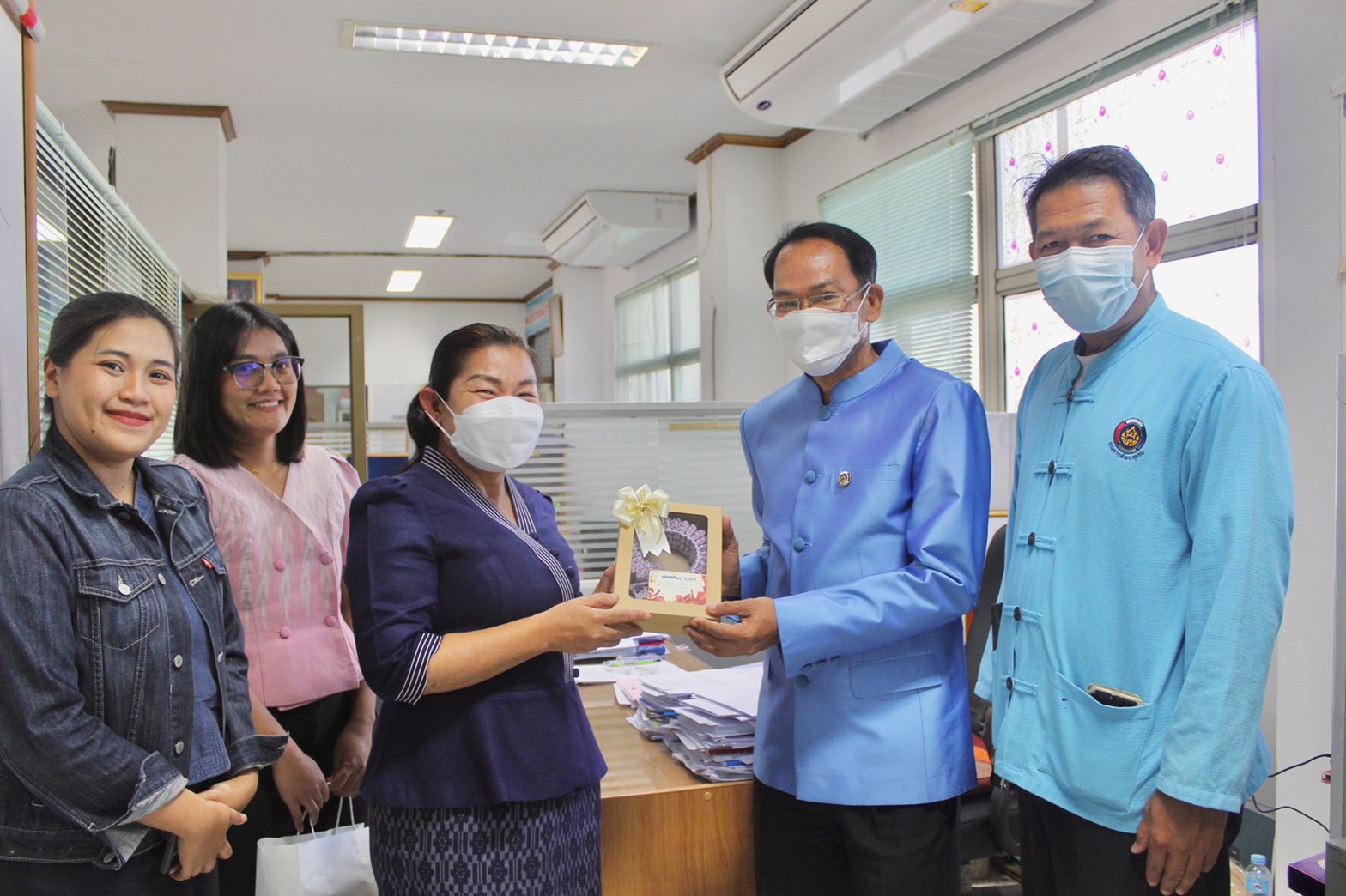 ?ทีมงานสำนักงานพัฒนาชุมชนอำเภอทรายมูลและพัฒนาการอำเภอกุดชุม ร่วมอวยพรปีใหม่ 2566 พัฒนาการจังหวัดยโสธร