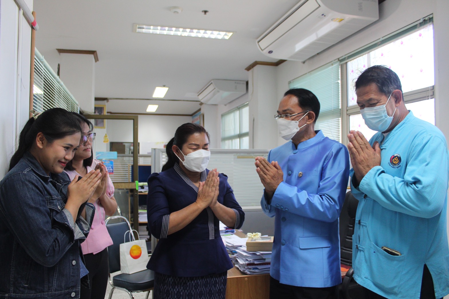 ?ทีมงานสำนักงานพัฒนาชุมชนอำเภอทรายมูลและพัฒนาการอำเภอกุดชุม ร่วมอวยพรปีใหม่ 2566 พัฒนาการจังหวัดยโสธร