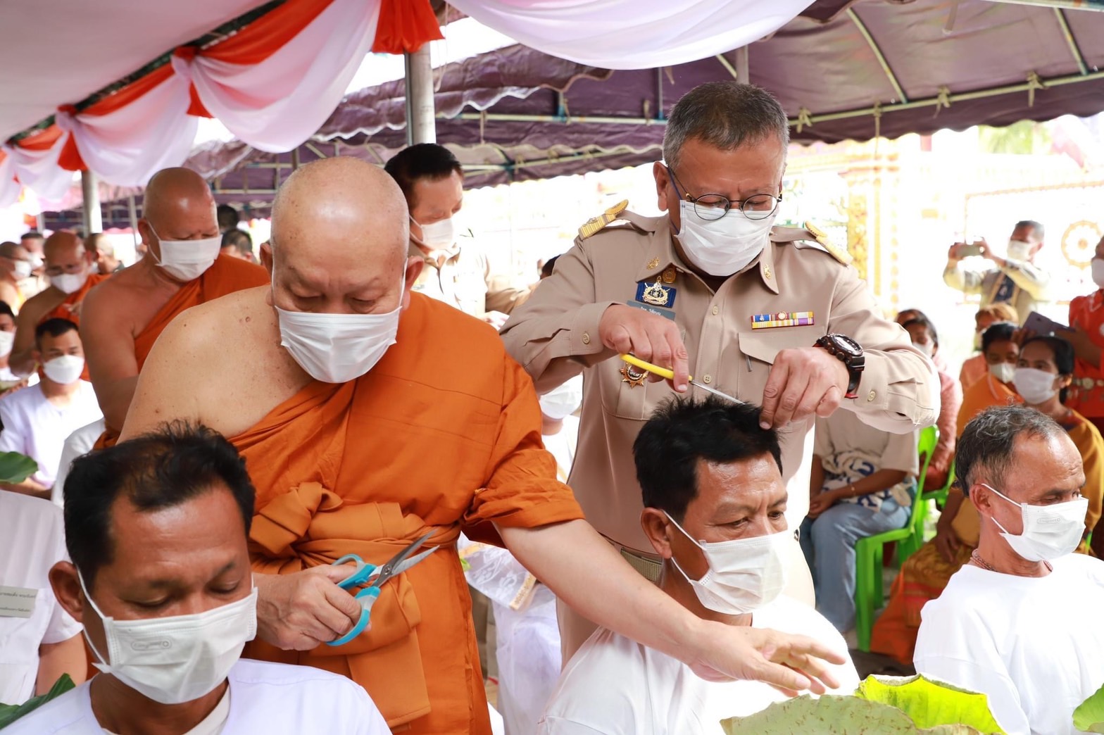 ?พช. ยโสธร ร่วมพิธีปลงผมนาคตามโครงการบรรพชาอุปสมบท 99 รูป ถวายพระพรชัยมงคล แด่สมเด็จพระเจ้าลูกเธอ เจ้าฟ้าพัชรกิติยาภา นเรนทิราเทพยวดี กรมหลวงราชสาริณีสิริพัชร มหาวัชรราชธิดา