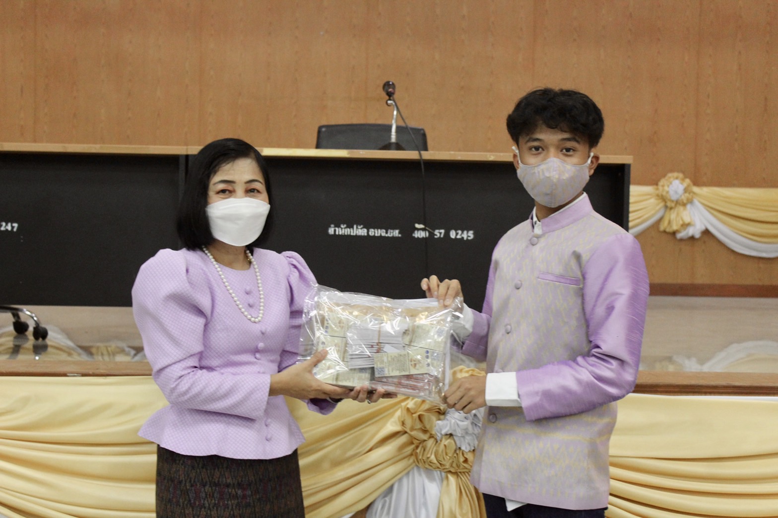 ?พช. ยโสธร ส่งมอบบรรจุภัณฑ์และตราสินค้าแก่กลุ่มผู้ผลิต ผู้ประกอบการ OTOP จังหวัดยโสธร