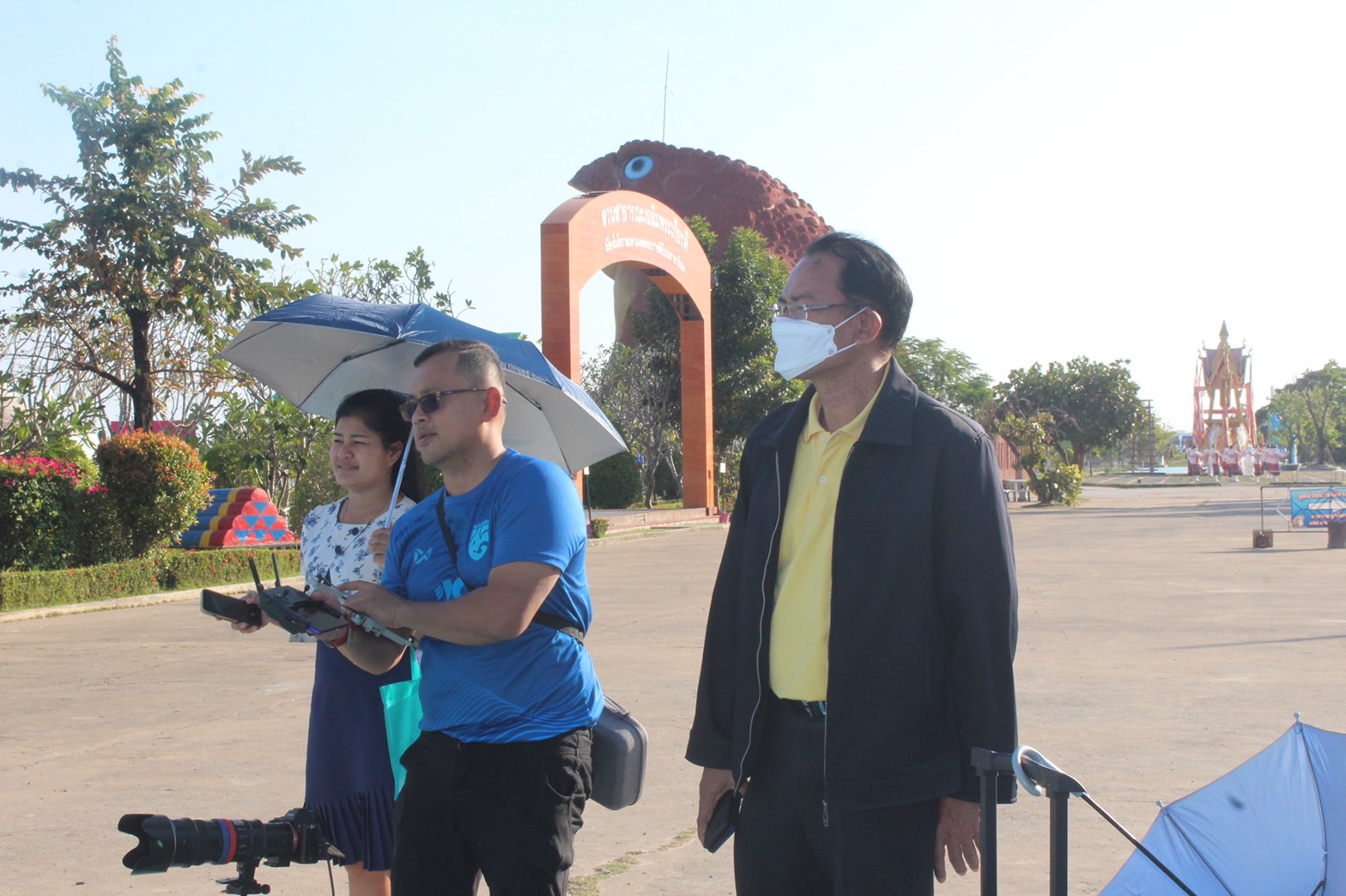 พช.ยโสธร สนับสนุนให้กำลังใจการถ่ายทำวีดีโอ ทีมอำเภอเลิงนกทา ในการร้องเพลงประสานเสียง ครบรอบ 130 ปี  เพลงรำวงมหาดไทย