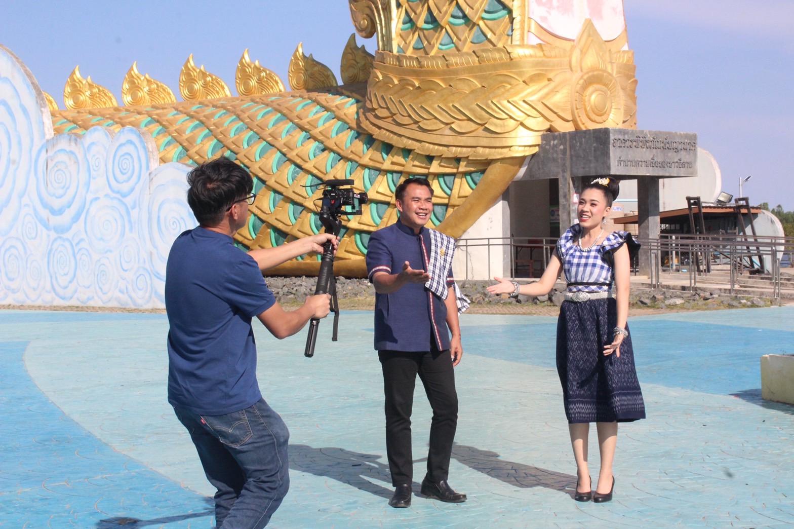 พช.ยโสธร สนับสนุนให้กำลังใจการถ่ายทำวีดีโอ ทีมอำเภอเลิงนกทา ในการร้องเพลงประสานเสียง ครบรอบ 130 ปี  เพลงรำวงมหาดไทย