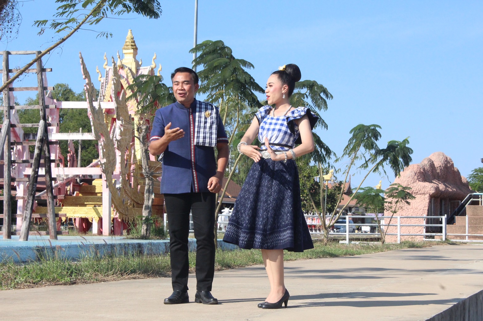 พช.ยโสธร สนับสนุนให้กำลังใจการถ่ายทำวีดีโอ ทีมอำเภอเลิงนกทา ในการร้องเพลงประสานเสียง ครบรอบ 130 ปี  เพลงรำวงมหาดไทย