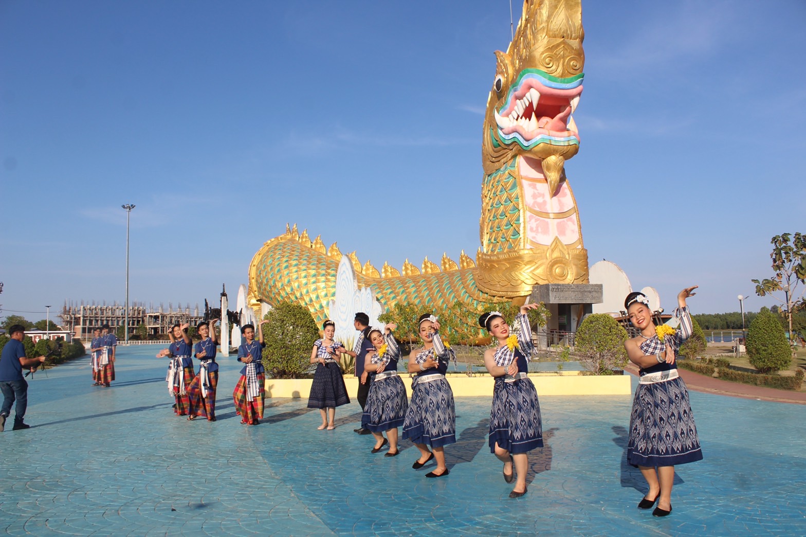 พช.ยโสธร สนับสนุนให้กำลังใจการถ่ายทำวีดีโอ ทีมอำเภอเลิงนกทา ในการร้องเพลงประสานเสียง ครบรอบ 130 ปี  เพลงรำวงมหาดไทย