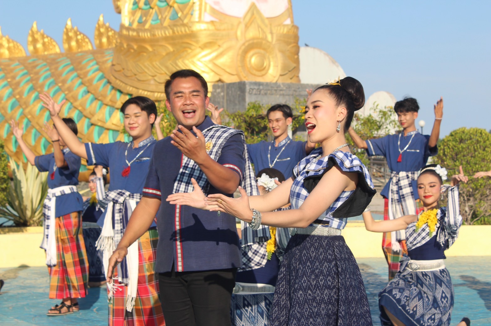 พช.ยโสธร สนับสนุนให้กำลังใจการถ่ายทำวีดีโอ ทีมอำเภอเลิงนกทา ในการร้องเพลงประสานเสียง ครบรอบ 130 ปี  เพลงรำวงมหาดไทย