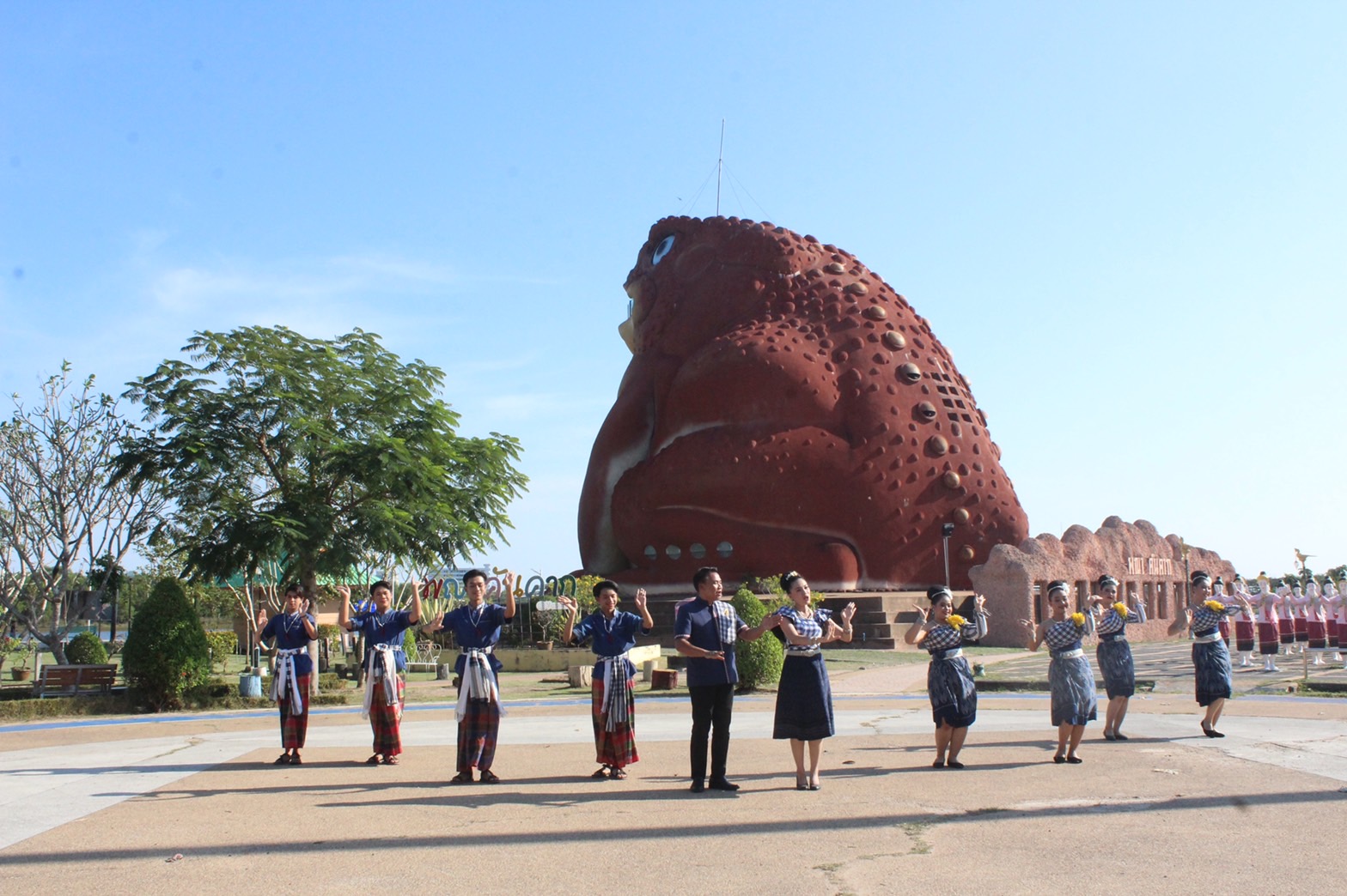 พช.ยโสธร สนับสนุนให้กำลังใจการถ่ายทำวีดีโอ ทีมอำเภอเลิงนกทา ในการร้องเพลงประสานเสียง ครบรอบ 130 ปี  เพลงรำวงมหาดไทย