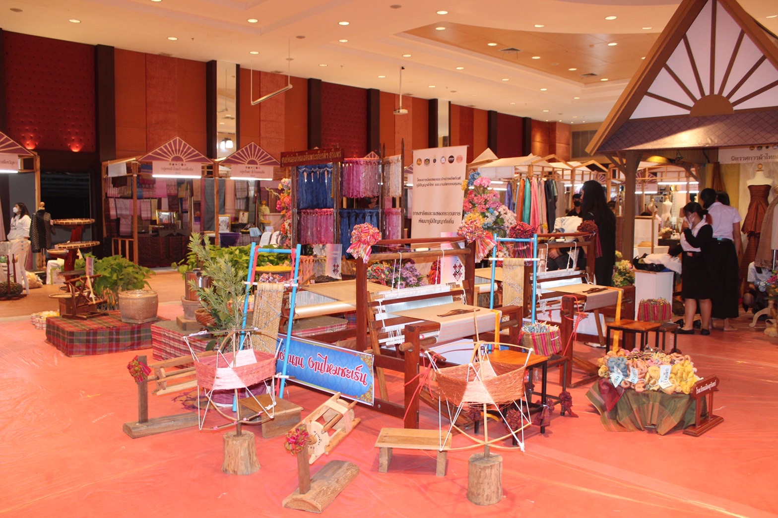 ?จังหวัดยโสธร  ร่วมเฝ้าฯ รับเสด็จสมเด็จพระเจ้าลูกเธอ เจ้าฟ้าสิริวัณณวรี นารีรัตนราชกัญญา ณ หอประชุมมหาวิทยาลัยเทคโนโลยีราชมงคลอีสาน วิทยาเขตสุรินทร์ ตำบลนอกเมือง  อำเภอเมืองสุรินทร์ จังหวัดสุรินทร์